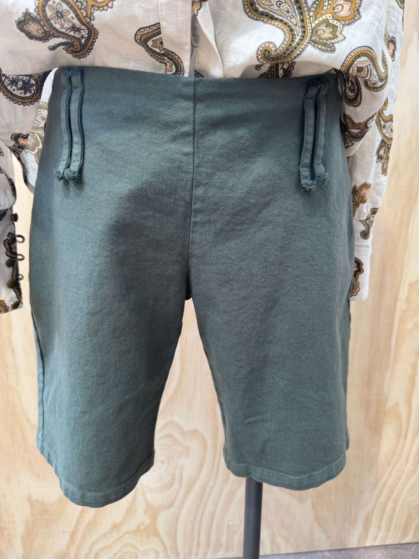 PALOMA WOOL TINTETA KHAKI CAPRI SHORTS - SIZE M