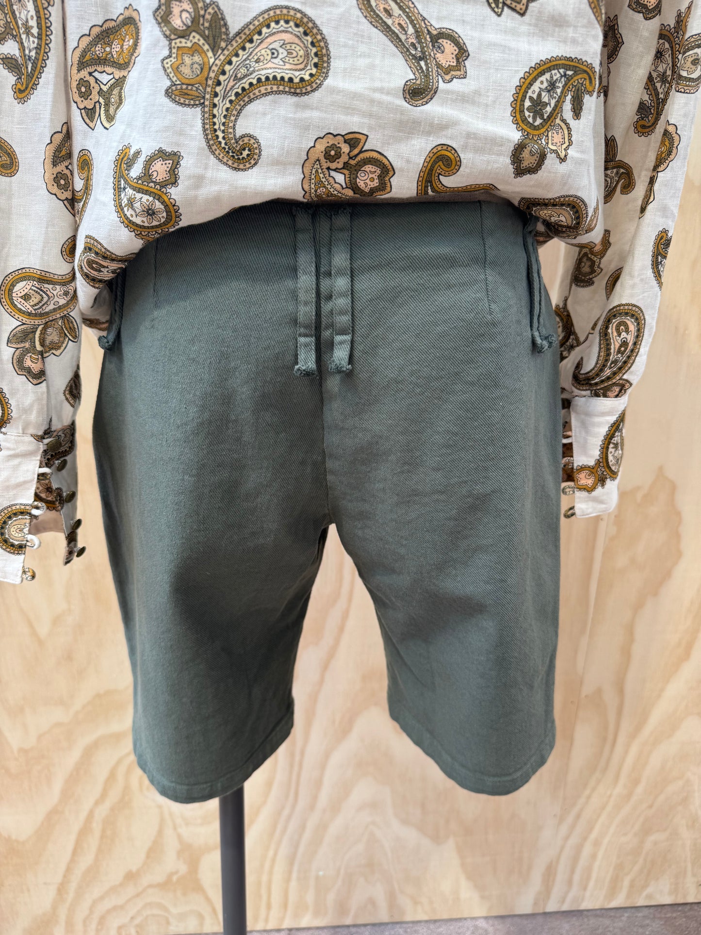 PALOMA WOOL TINTETA KHAKI CAPRI SHORTS - SIZE M