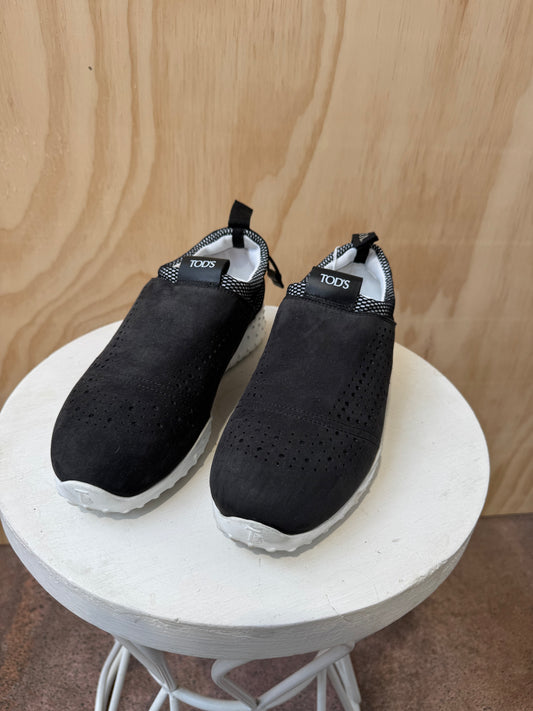 TODS BLACK TRAINERS - SIZE 38