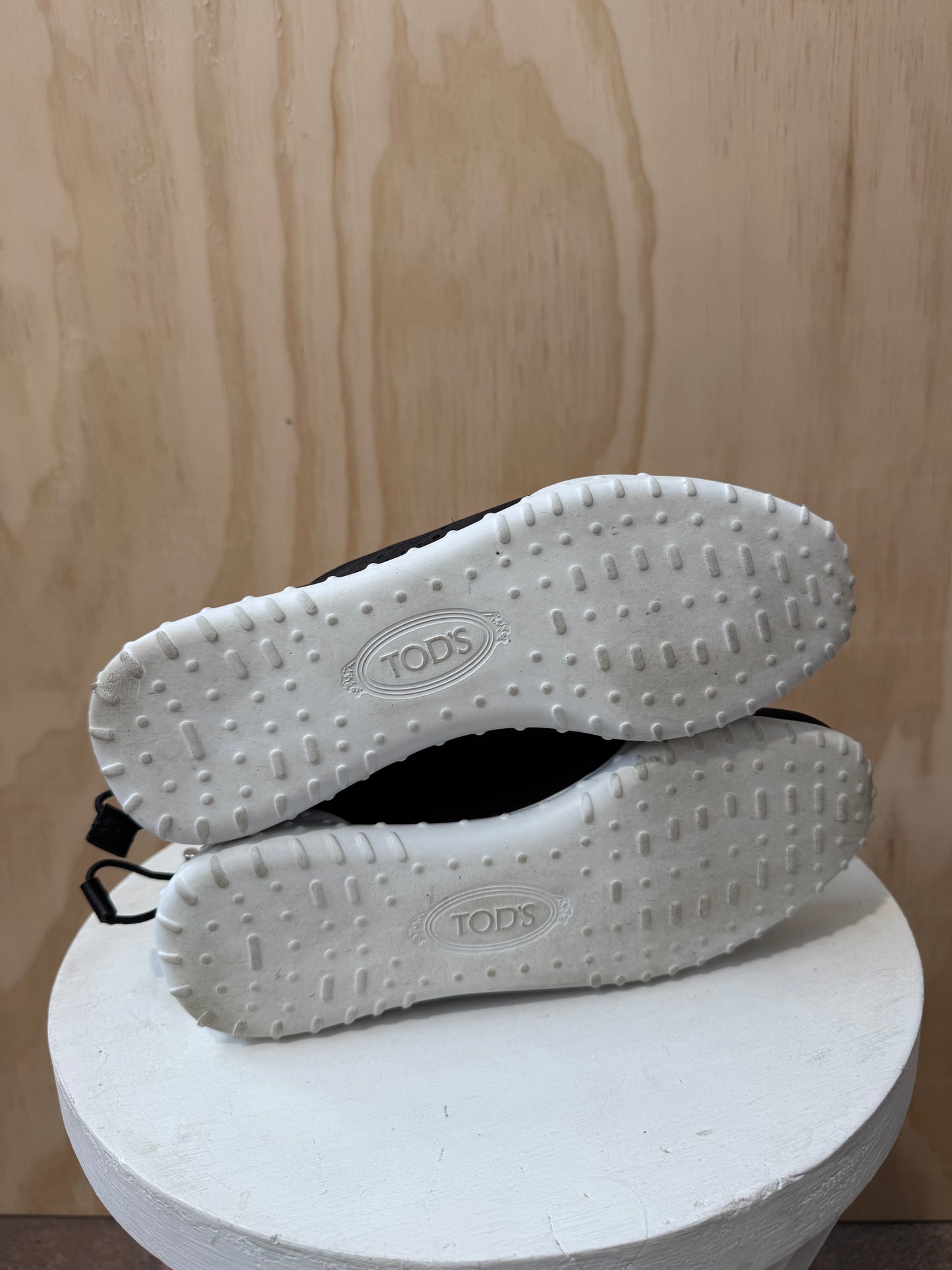 TODS BLACK TRAINERS - SIZE 38