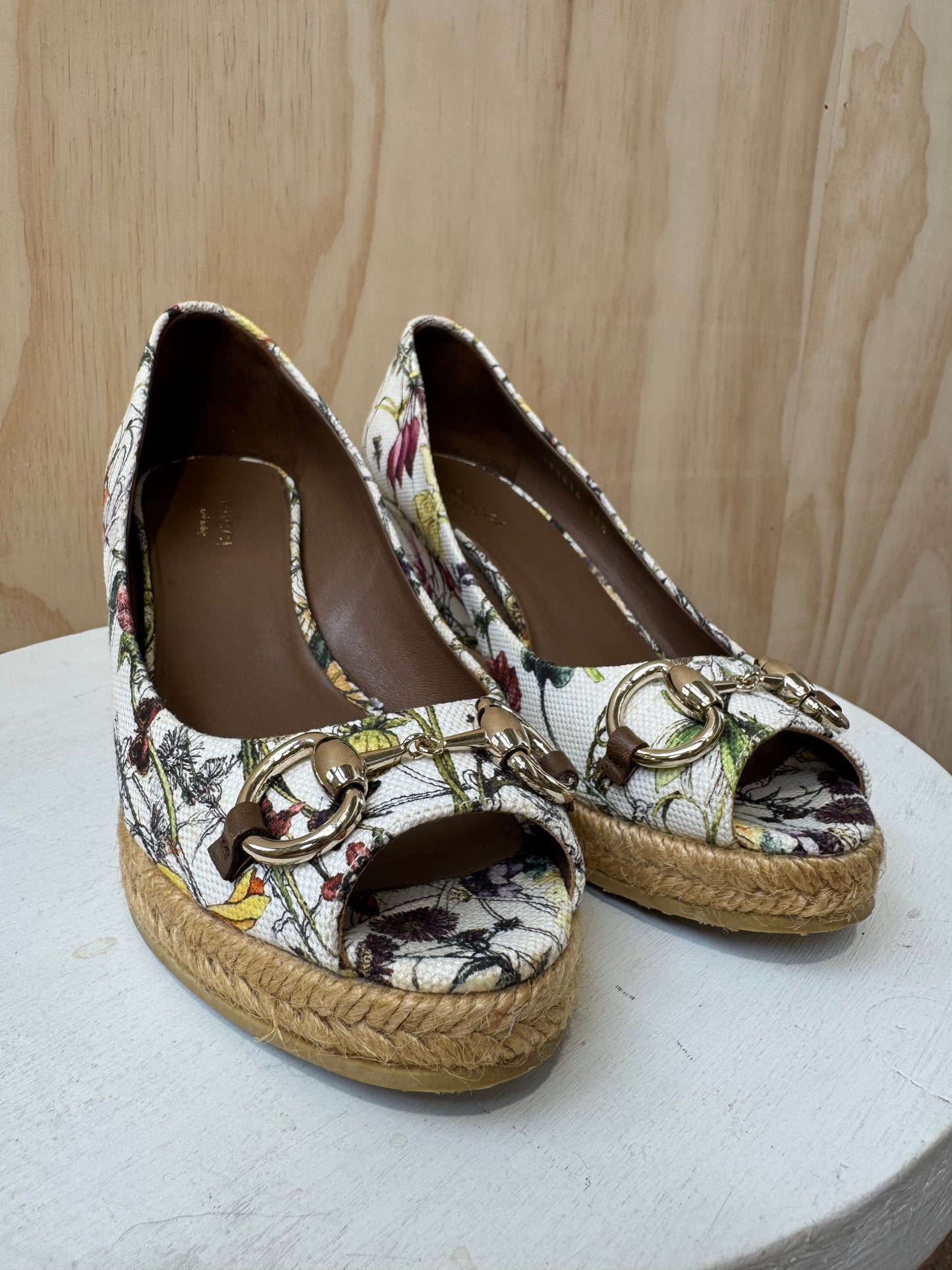 GUCCI FLORAL HORSEBIT OPEN TOE WEDGES - SIZE 36.5