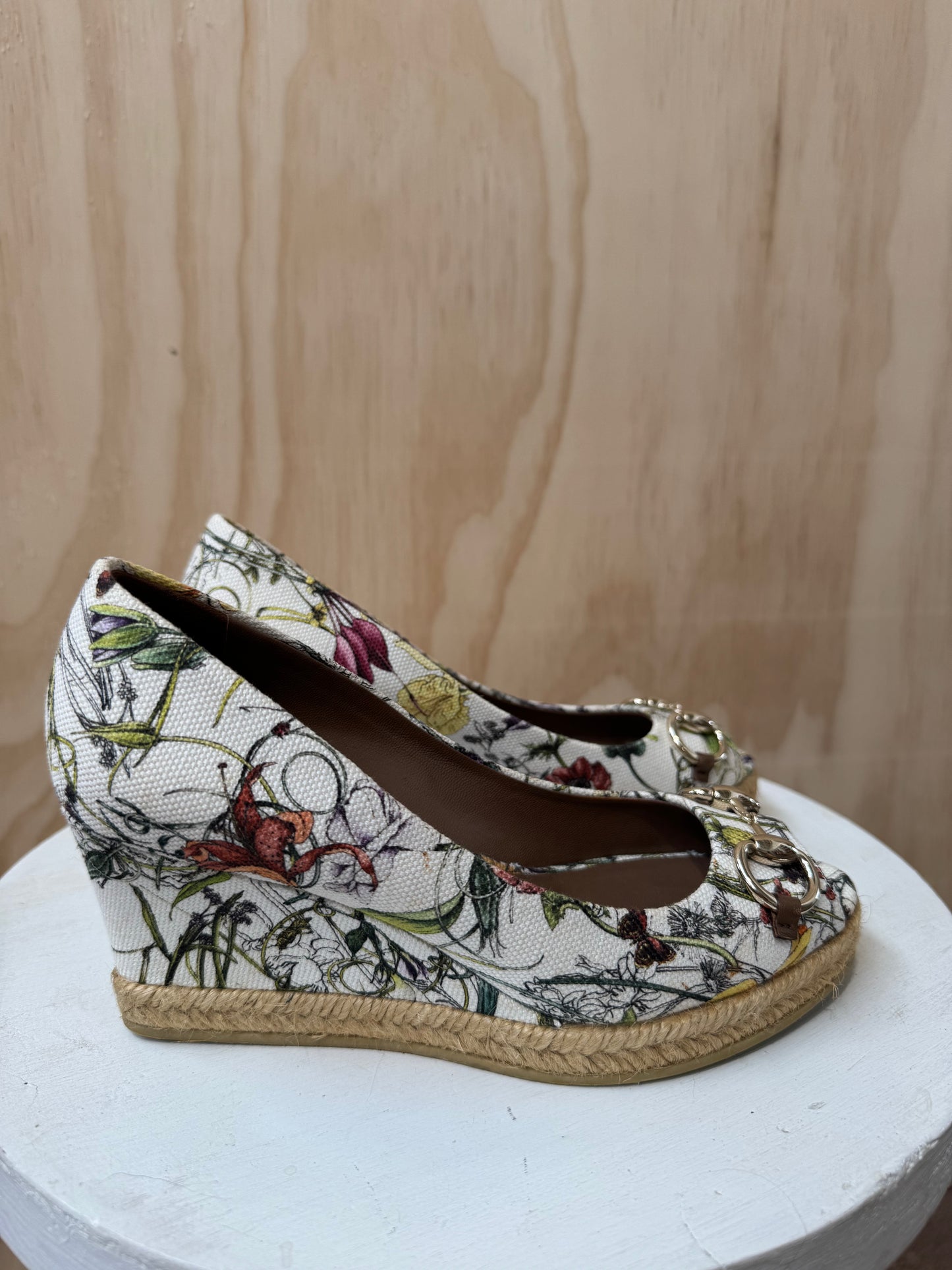 GUCCI FLORAL HORSEBIT OPEN TOE WEDGES - SIZE 36.5