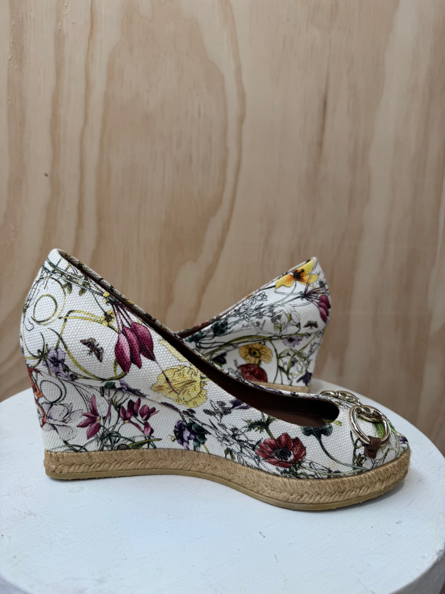 GUCCI FLORAL HORSEBIT OPEN TOE WEDGES - SIZE 36.5