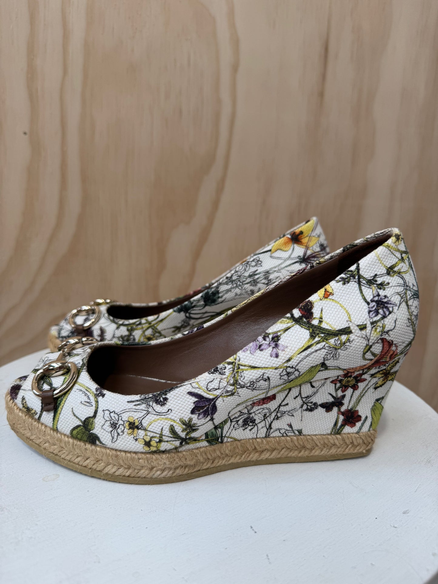 GUCCI FLORAL HORSEBIT OPEN TOE WEDGES - SIZE 36.5