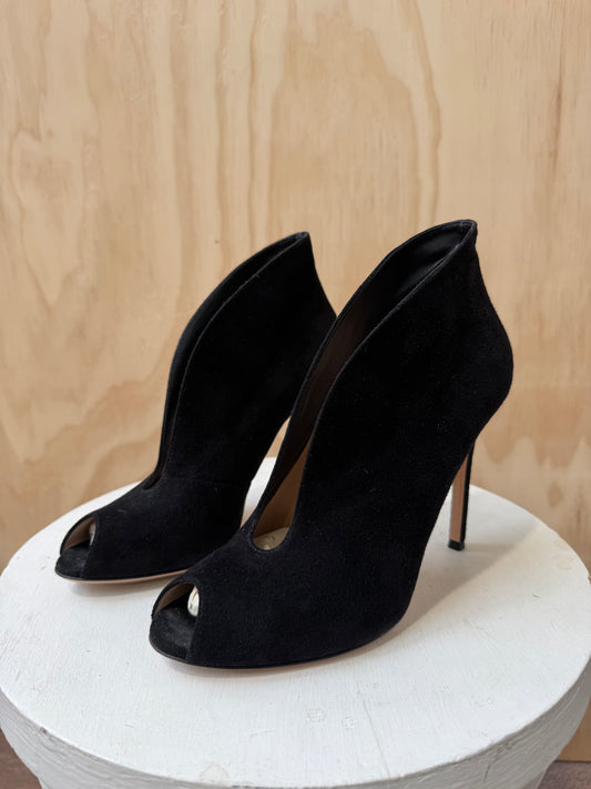 GIANVITO ROSSI BLACK SUEDE PEEP TOE HEELS - SIZE 38.5