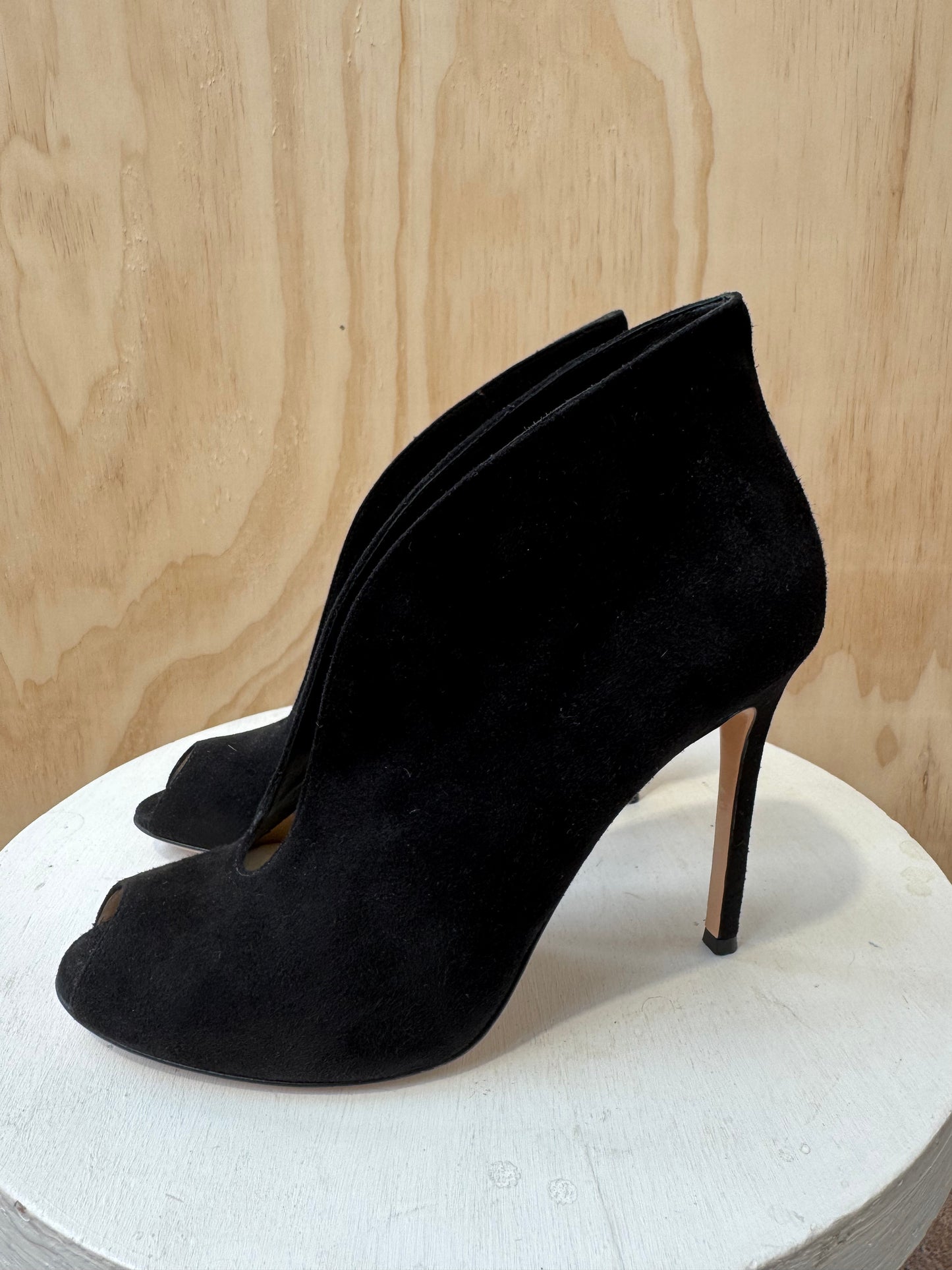 GIANVITO ROSSI BLACK SUEDE PEEP TOE HEELS - SIZE 38.5