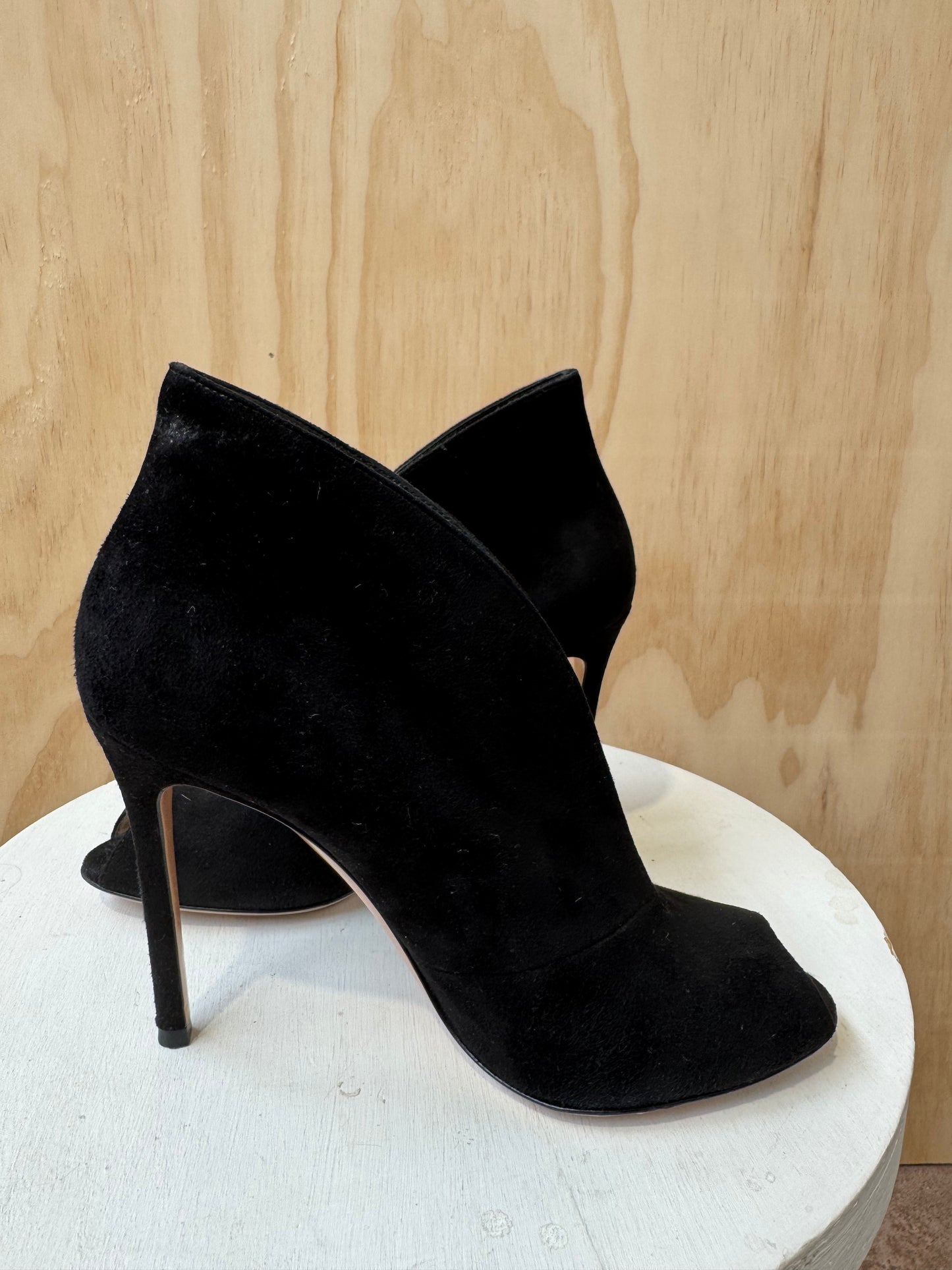 GIANVITO ROSSI BLACK SUEDE PEEP TOE HEELS - SIZE 38.5