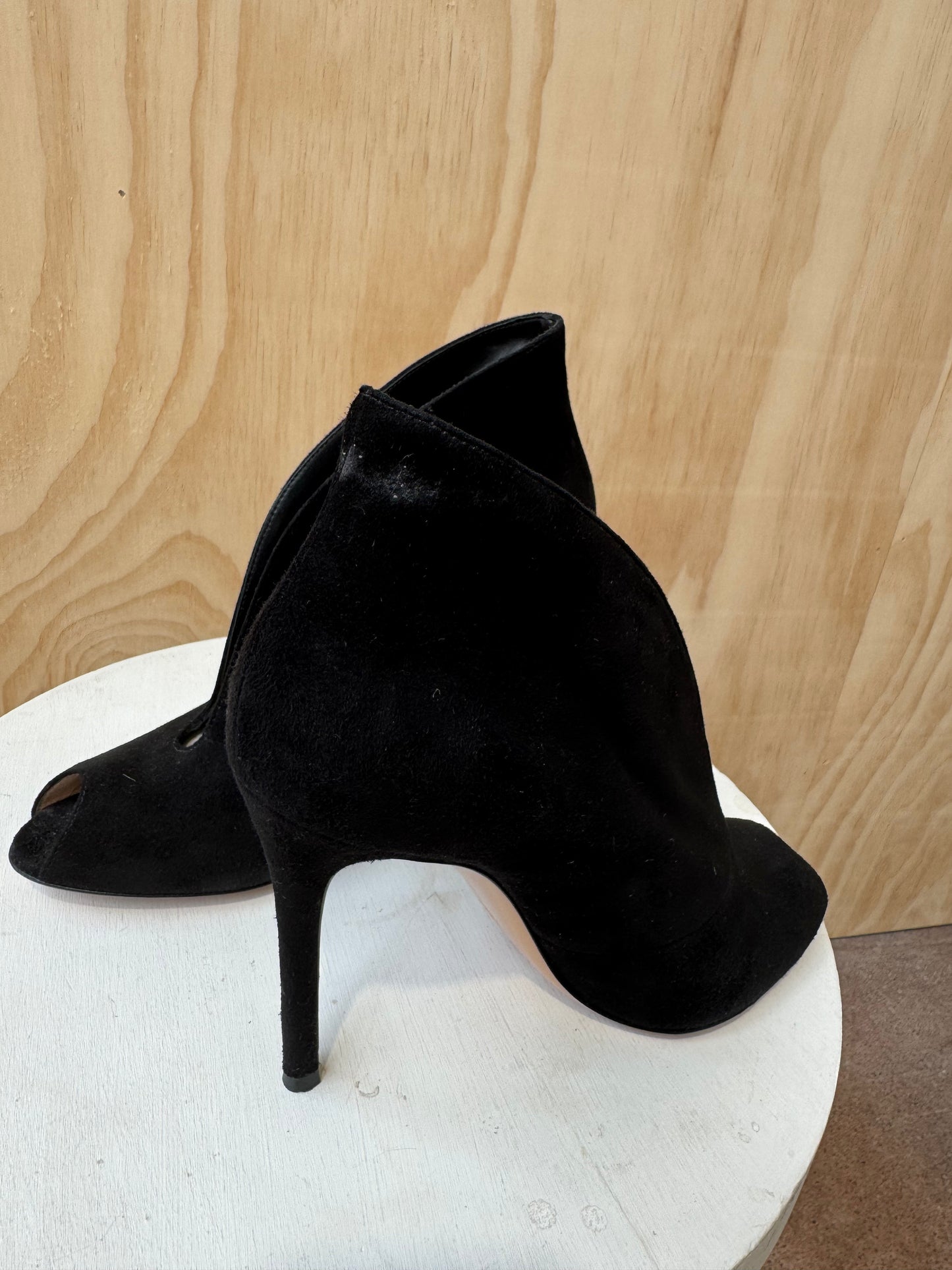 GIANVITO ROSSI BLACK SUEDE PEEP TOE HEELS - SIZE 38.5