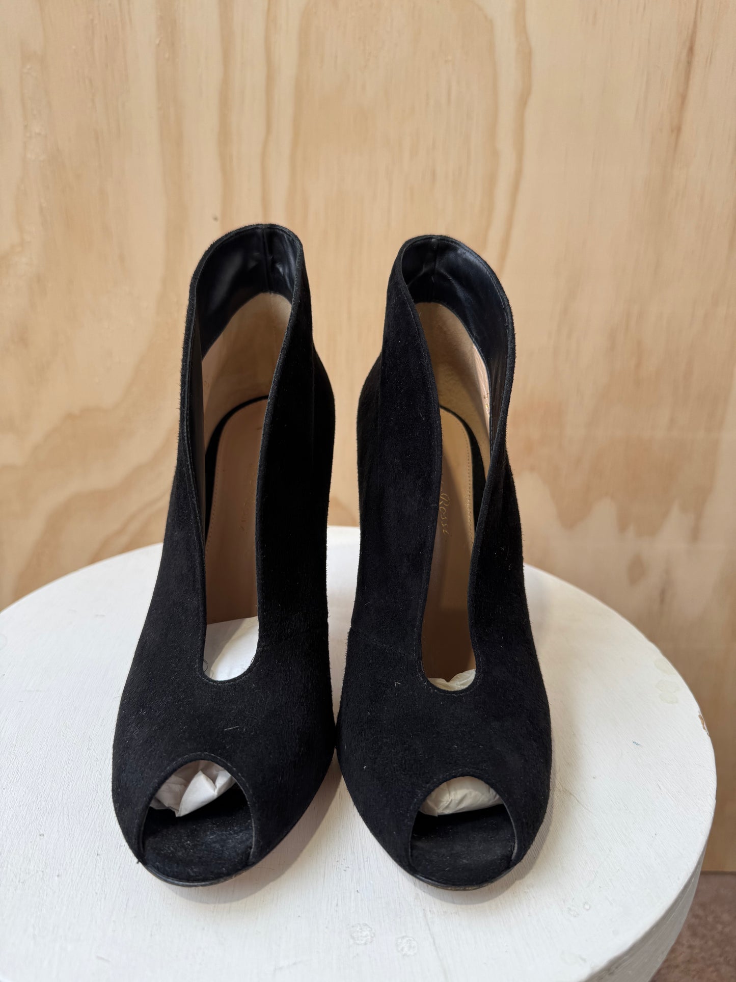 GIANVITO ROSSI BLACK SUEDE PEEP TOE HEELS - SIZE 38.5