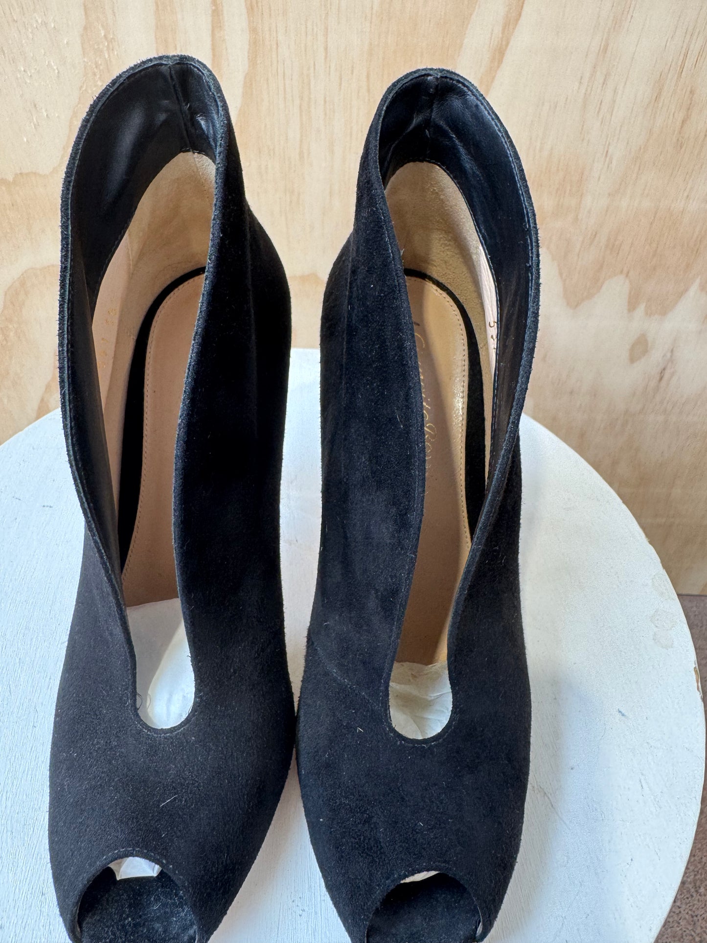 GIANVITO ROSSI BLACK SUEDE PEEP TOE HEELS - SIZE 38.5