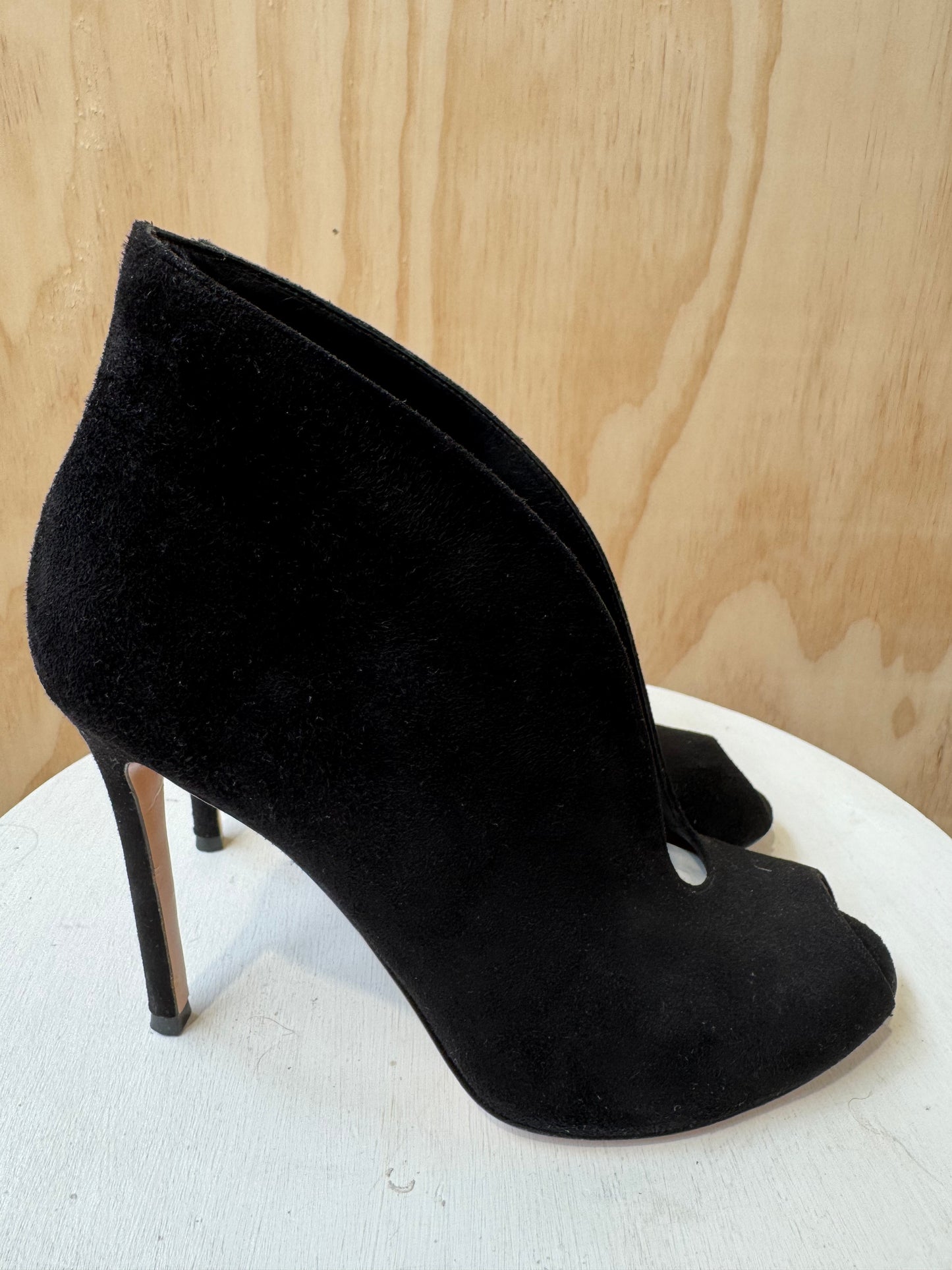GIANVITO ROSSI BLACK SUEDE PEEP TOE HEELS - SIZE 38.5