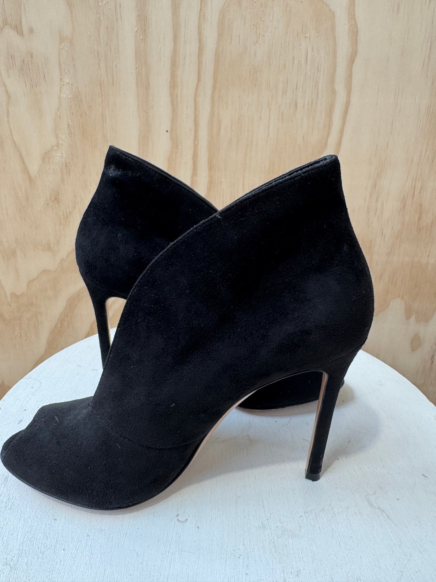 GIANVITO ROSSI BLACK SUEDE PEEP TOE HEELS - SIZE 38.5