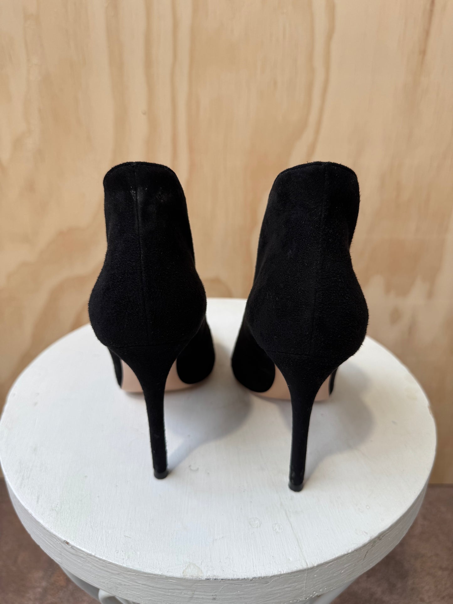 GIANVITO ROSSI BLACK SUEDE PEEP TOE HEELS - SIZE 38.5