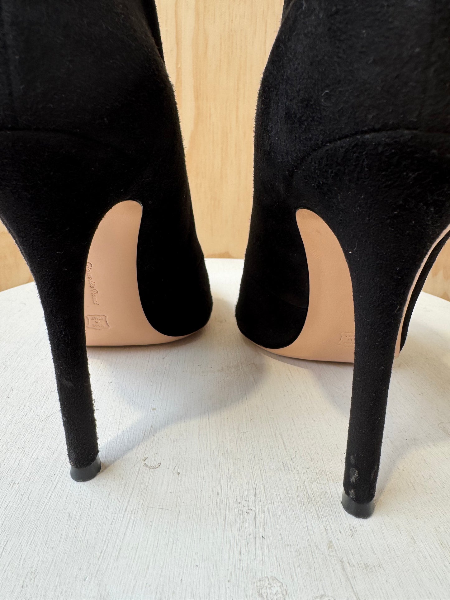 GIANVITO ROSSI BLACK SUEDE PEEP TOE HEELS - SIZE 38.5