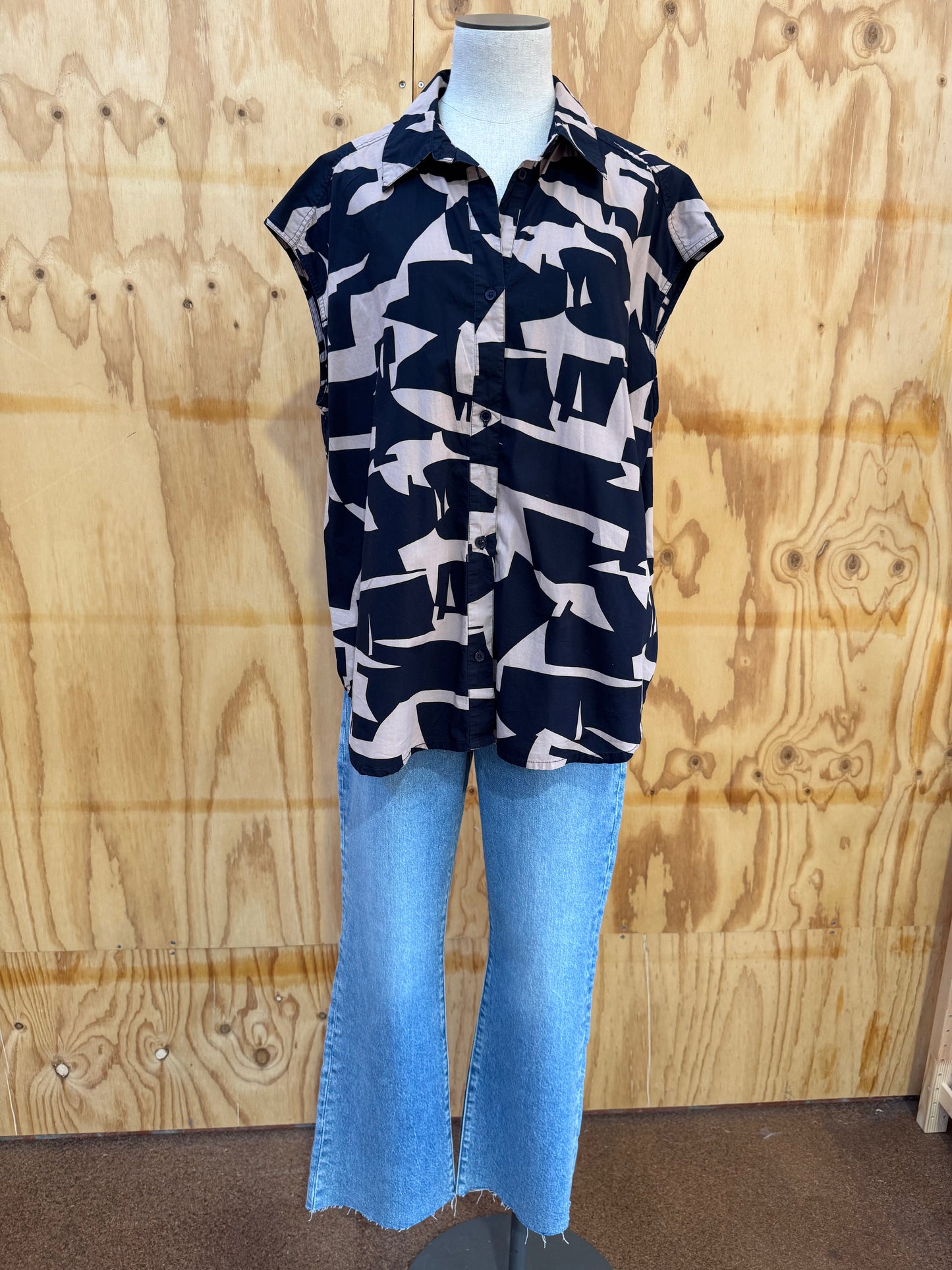 ESSENTIAL ANTWERP SLEEVELESS OVERSIZED SHIRT - SIZE M