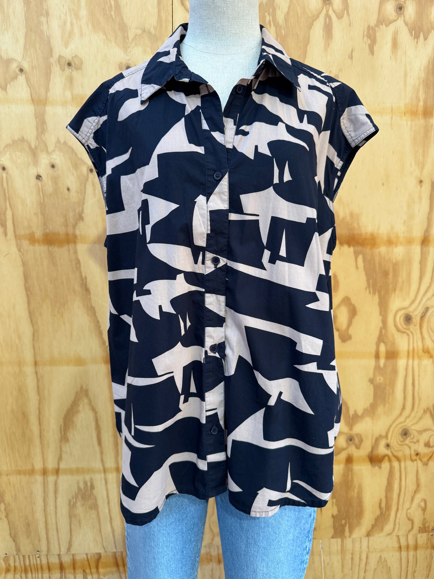 ESSENTIAL ANTWERP SLEEVELESS OVERSIZED SHIRT - SIZE M