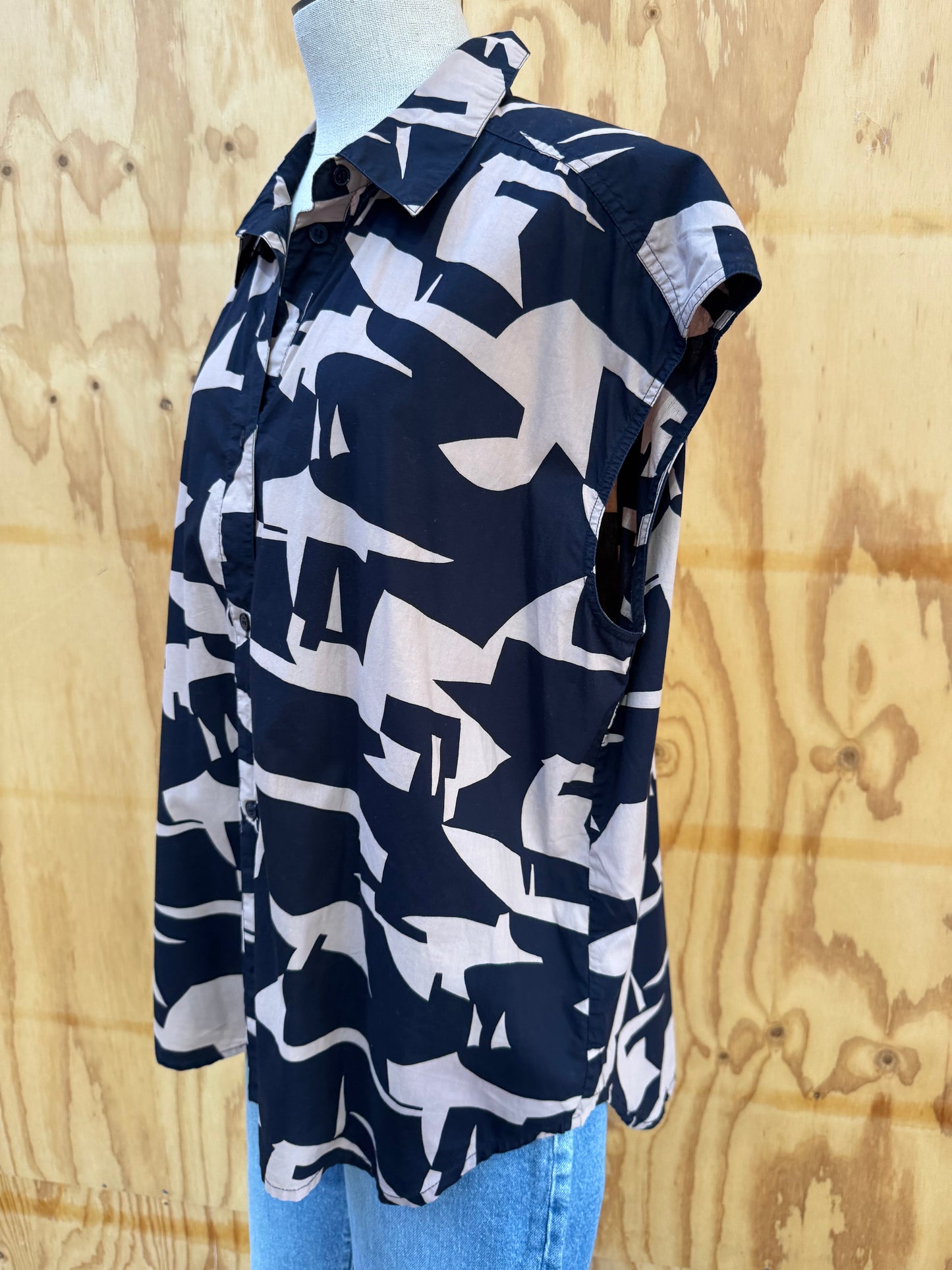 ESSENTIAL ANTWERP SLEEVELESS OVERSIZED SHIRT - SIZE M