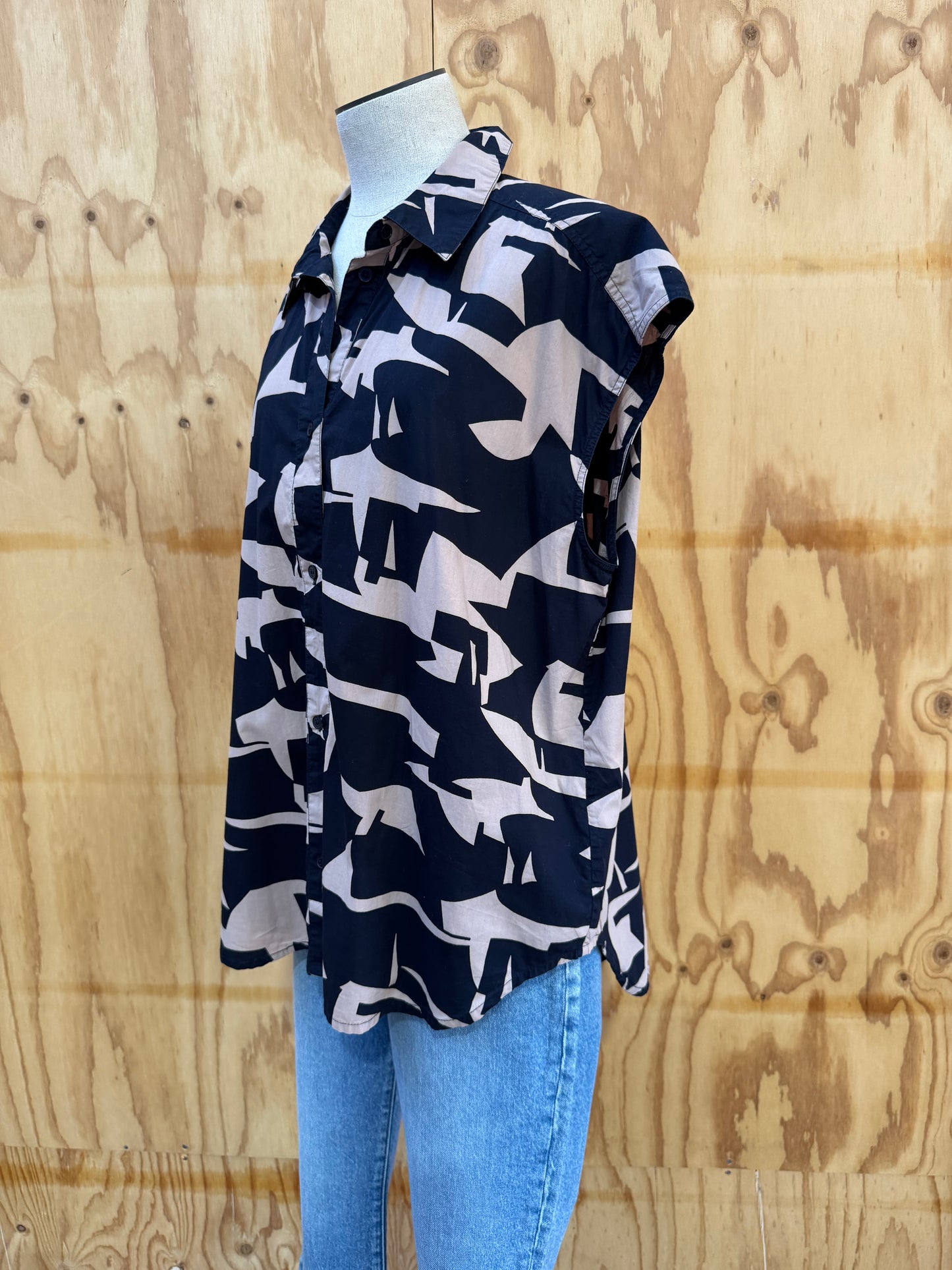 ESSENTIAL ANTWERP SLEEVELESS OVERSIZED SHIRT - SIZE M