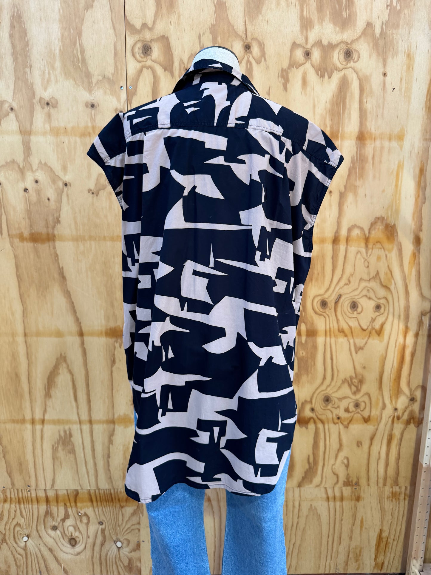 ESSENTIAL ANTWERP SLEEVELESS OVERSIZED SHIRT - SIZE M