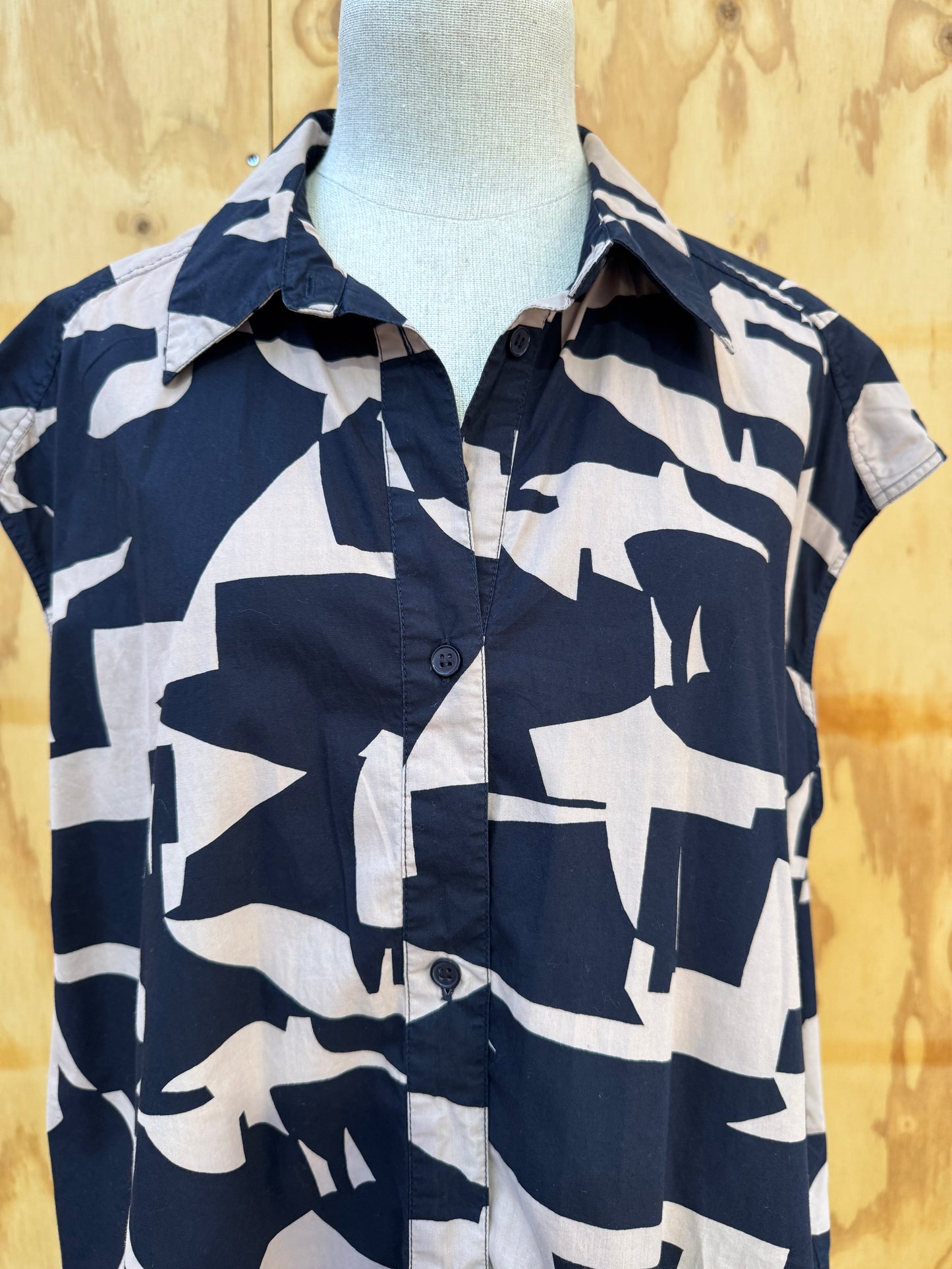 ESSENTIAL ANTWERP SLEEVELESS OVERSIZED SHIRT - SIZE M