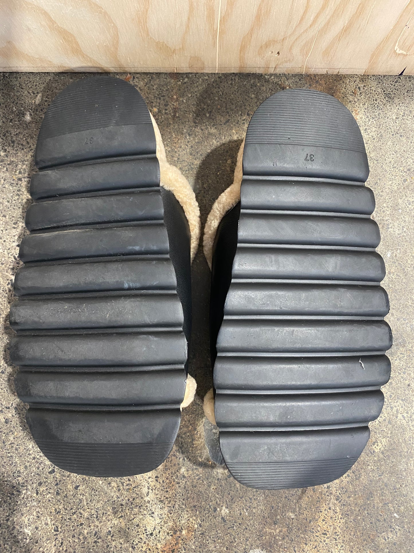 ALIAS MAE KIARA SHEARLING SANDALS - SIZE 37