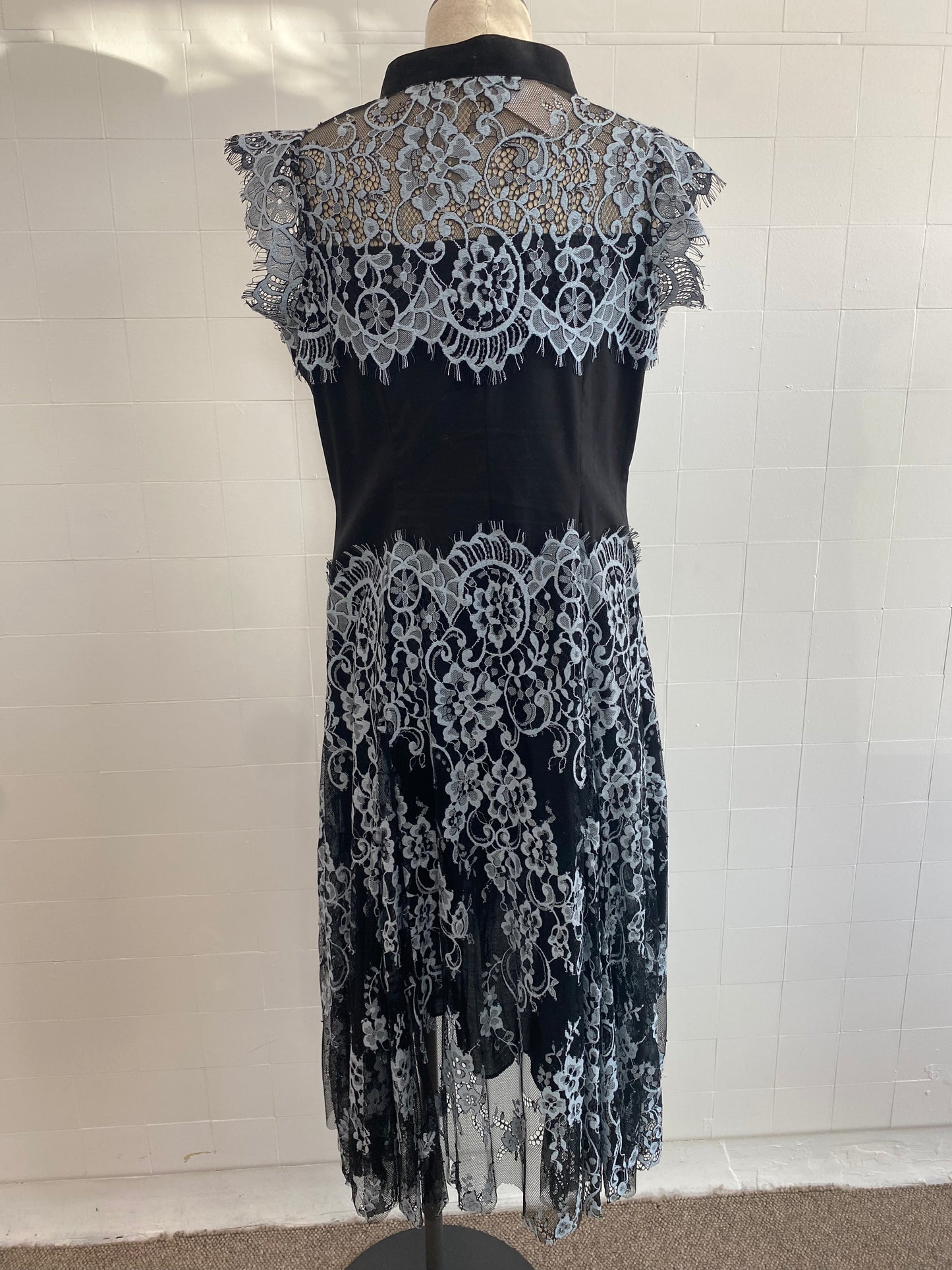 MOSS AND SPY BLACK AND BLUE LACE MIDI DRESS - SIZE 14