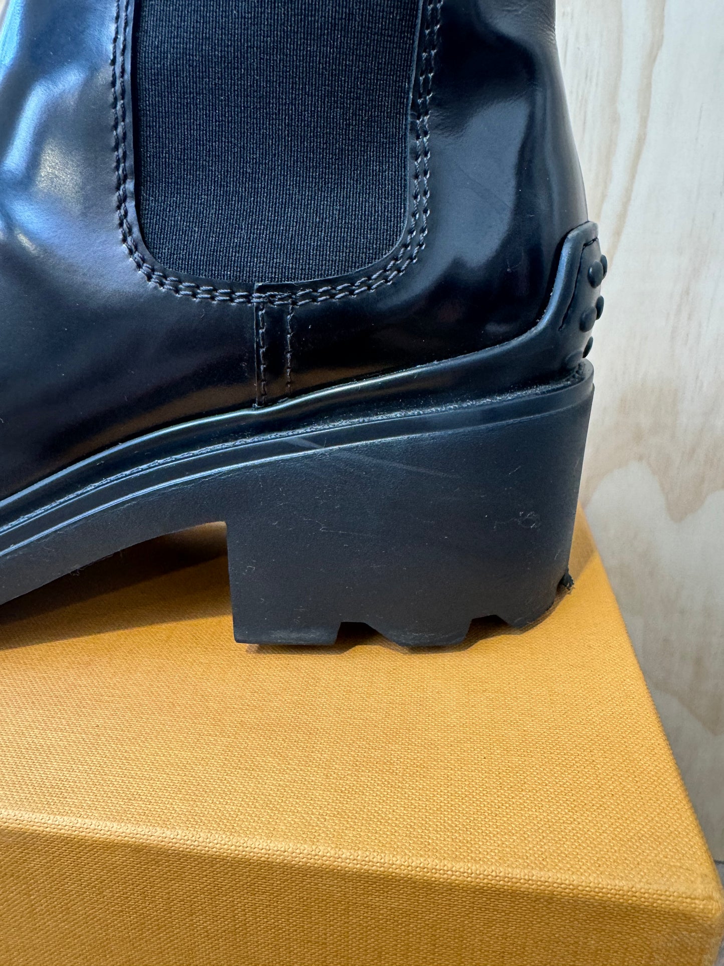 TODS BLACK PATENT LEATHER CHELSEA BOOTS - SIZE 41