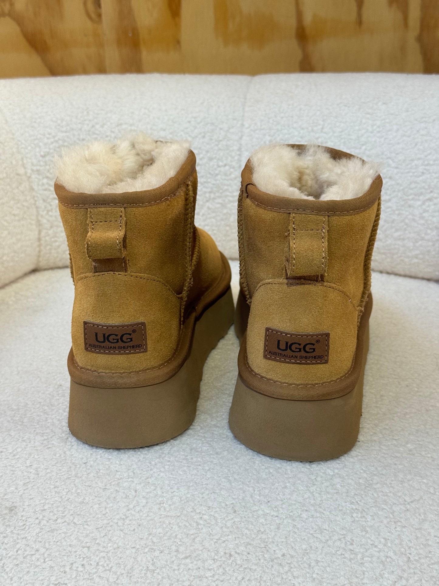 UGG PLATFORM MINI CLASSIC - SIZE LADIES 8