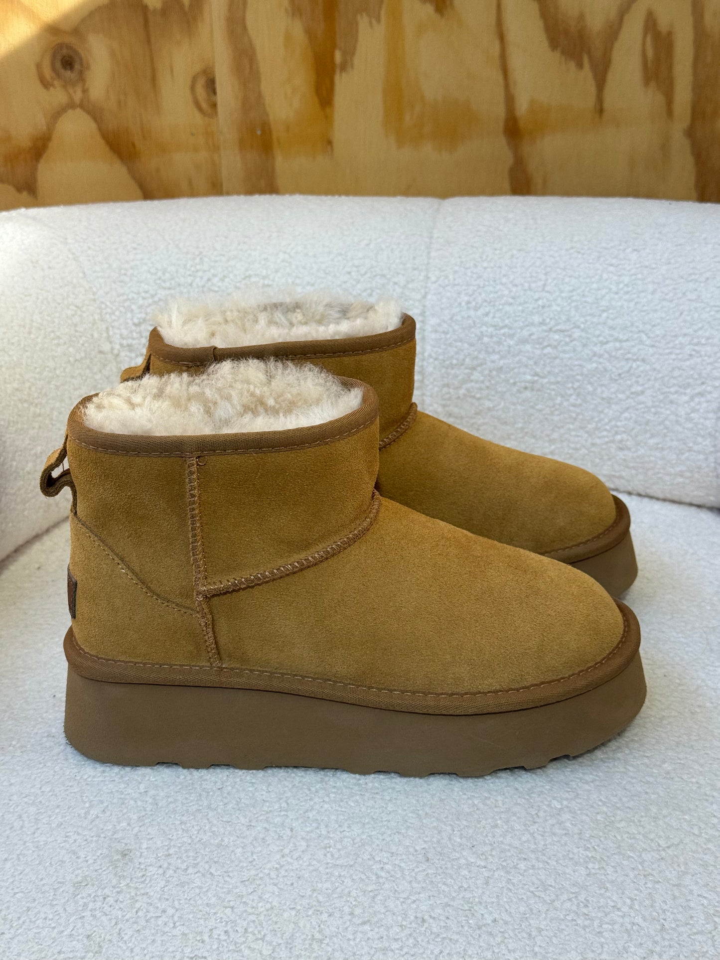 UGG PLATFORM MINI CLASSIC - SIZE LADIES 8