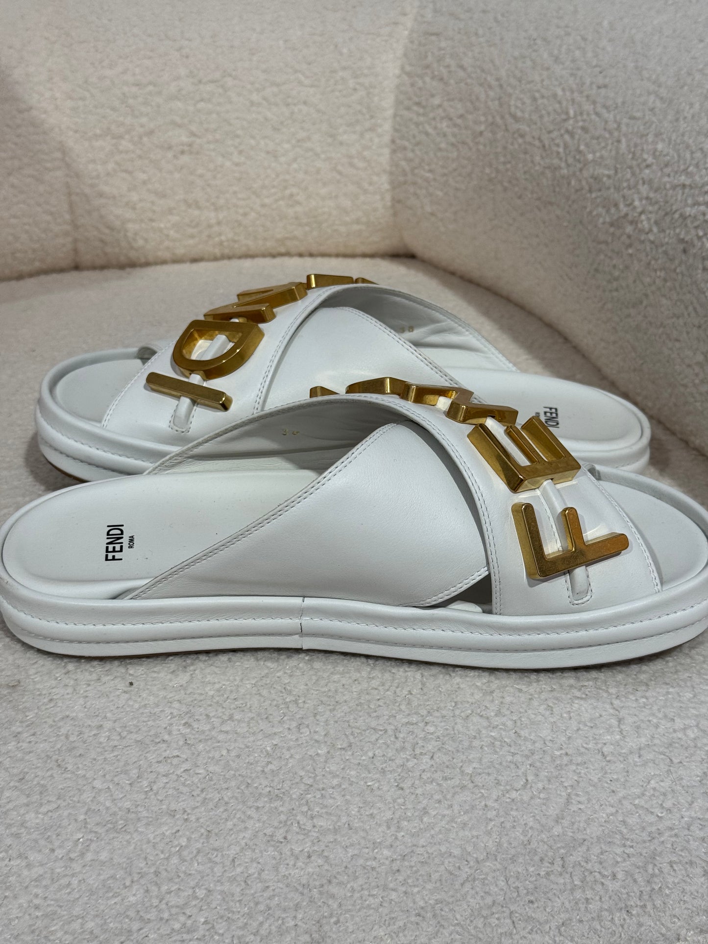 FENDI WHITE FENDIGRAPHY SLIDES - SIZE 38