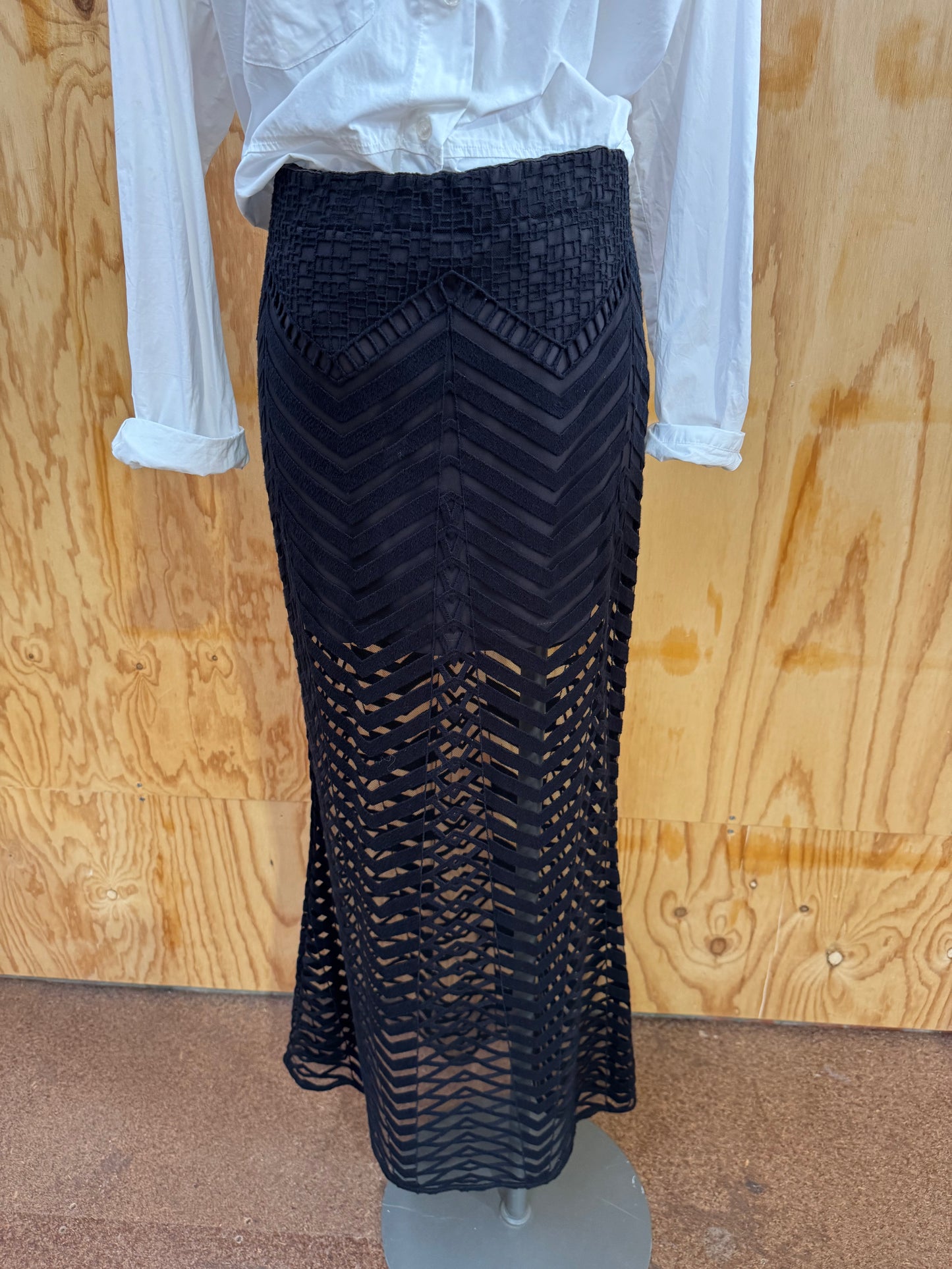 MANNING CARTEL MAXI LACE SKIRT - SIZE 8