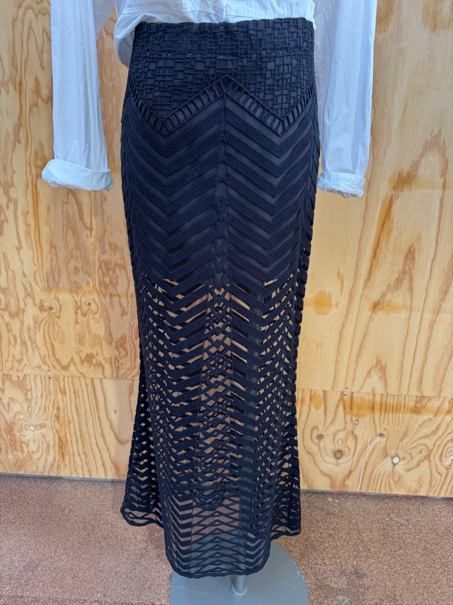 MANNING CARTEL MAXI LACE SKIRT - SIZE 8