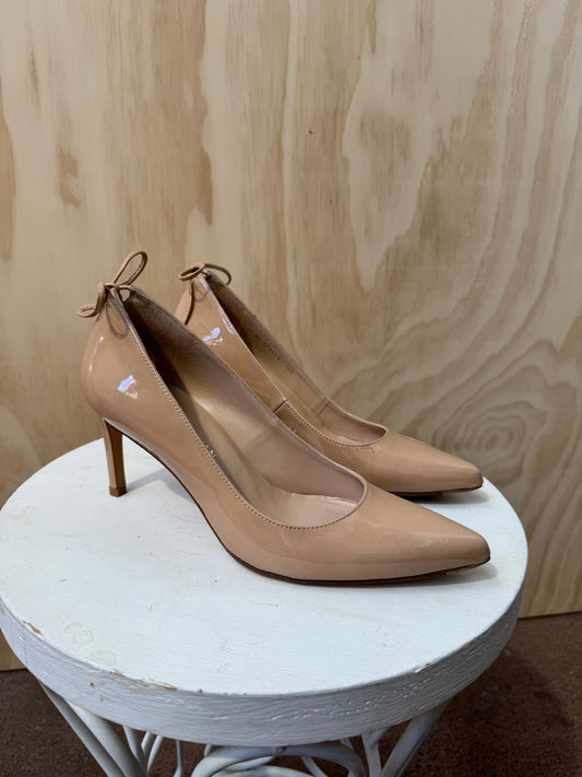STUART WEITZMAN NUDE PATENT LEATHER PUMPS - SIZE 38.5