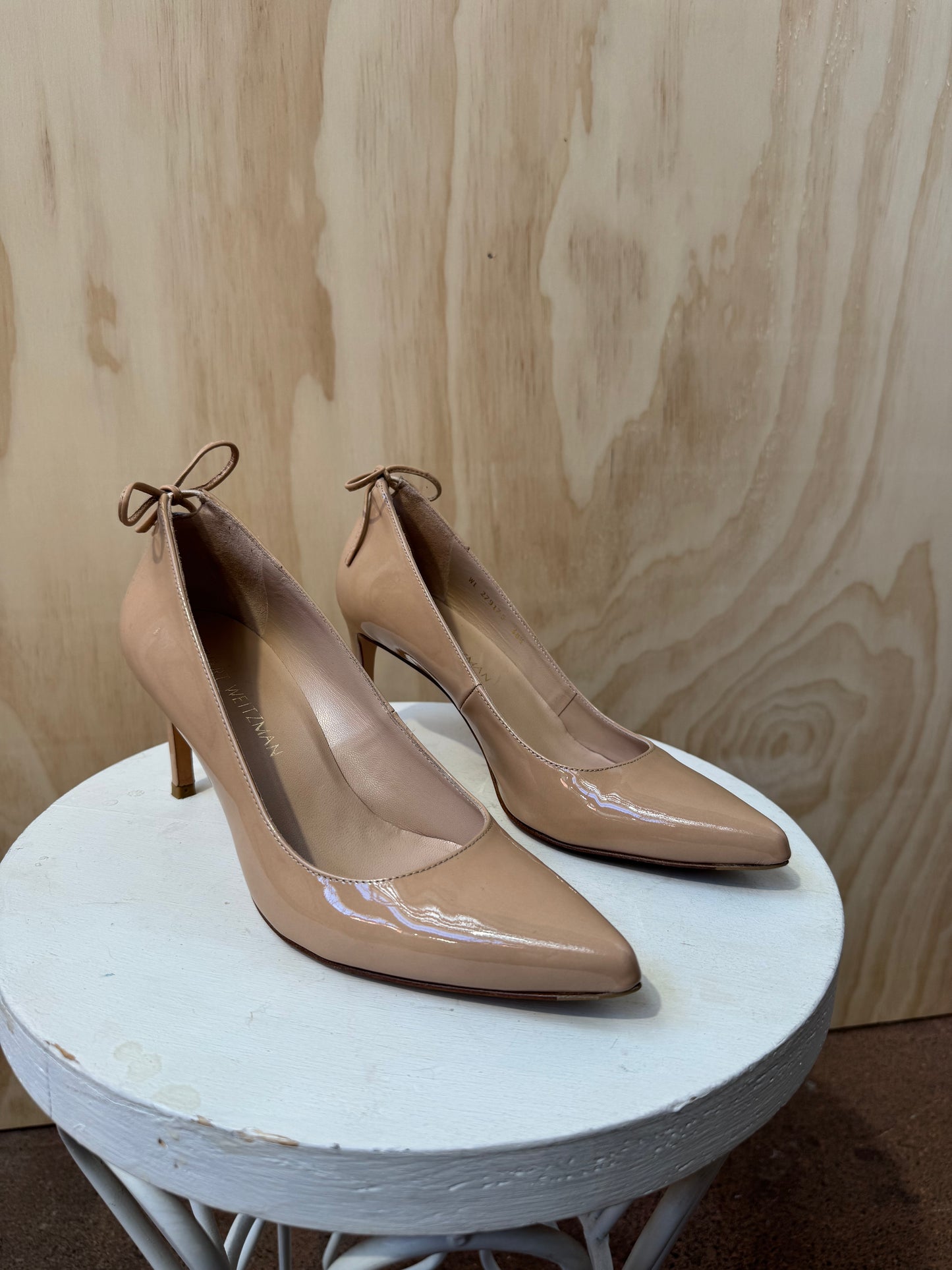 STUART WEITZMAN NUDE PATENT LEATHER PUMPS - SIZE 38.5