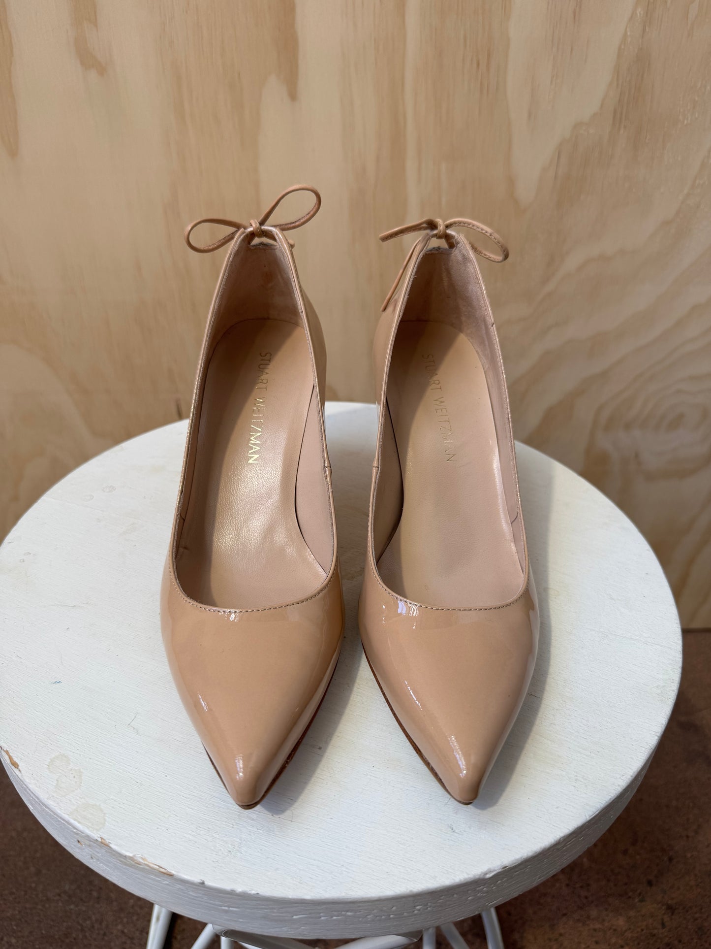 STUART WEITZMAN NUDE PATENT LEATHER PUMPS - SIZE 38.5