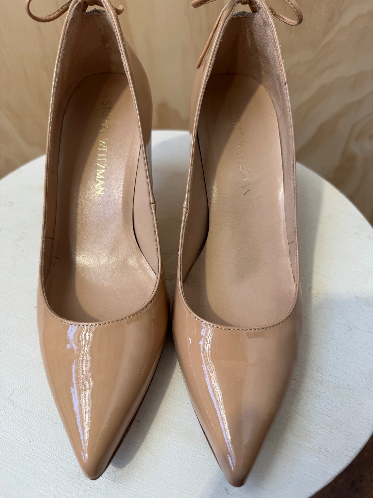 STUART WEITZMAN NUDE PATENT LEATHER PUMPS - SIZE 38.5