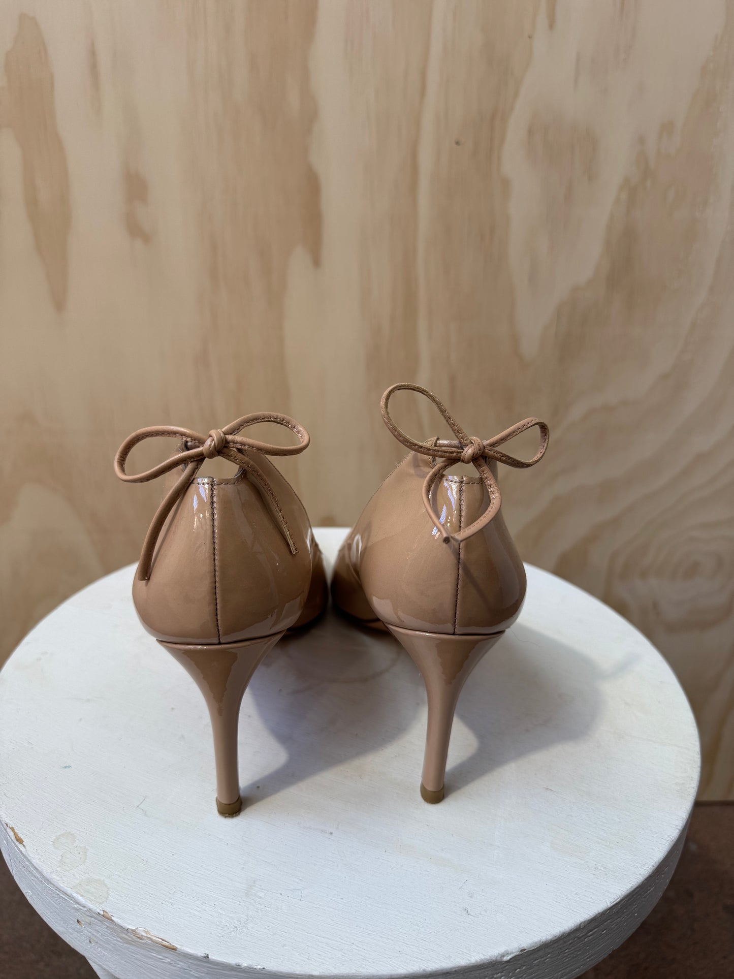 STUART WEITZMAN NUDE PATENT LEATHER PUMPS - SIZE 38.5