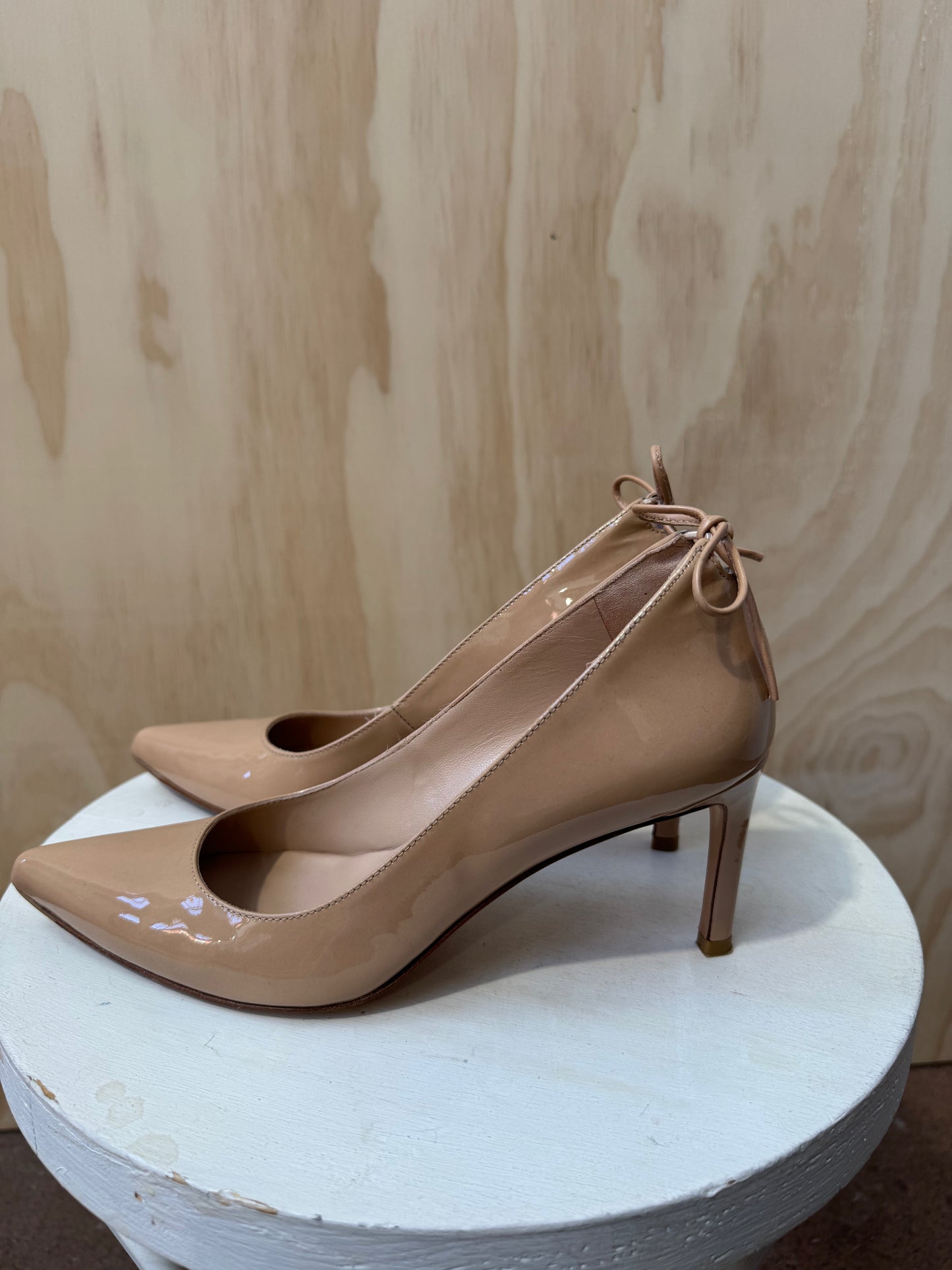 STUART WEITZMAN NUDE PATENT LEATHER PUMPS - SIZE 38.5
