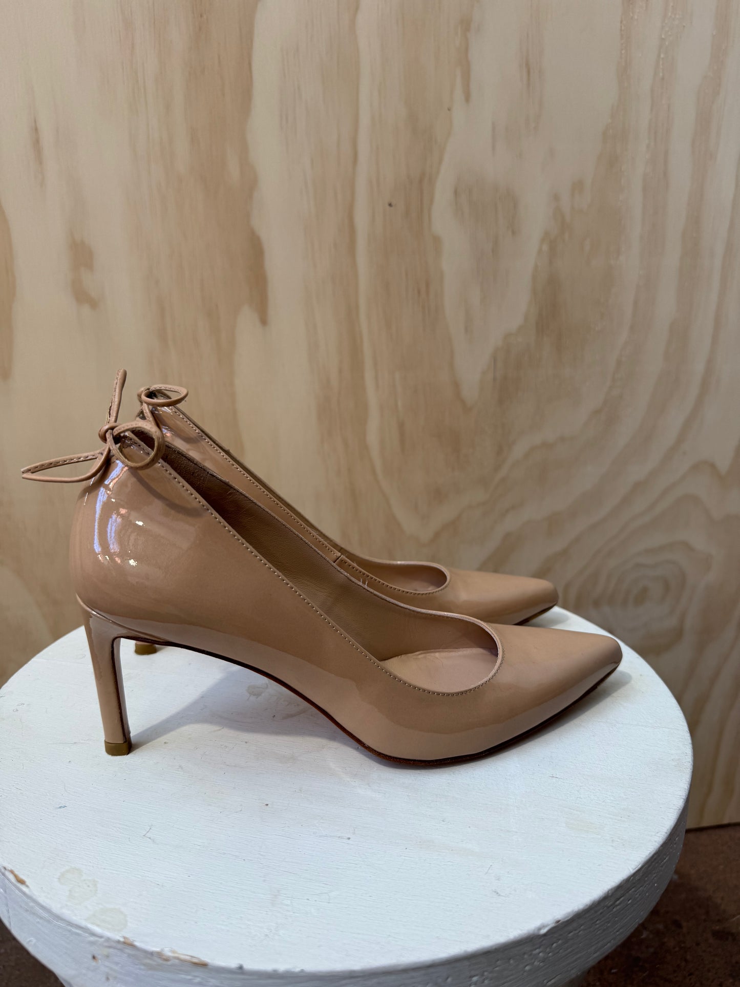 STUART WEITZMAN NUDE PATENT LEATHER PUMPS - SIZE 38.5
