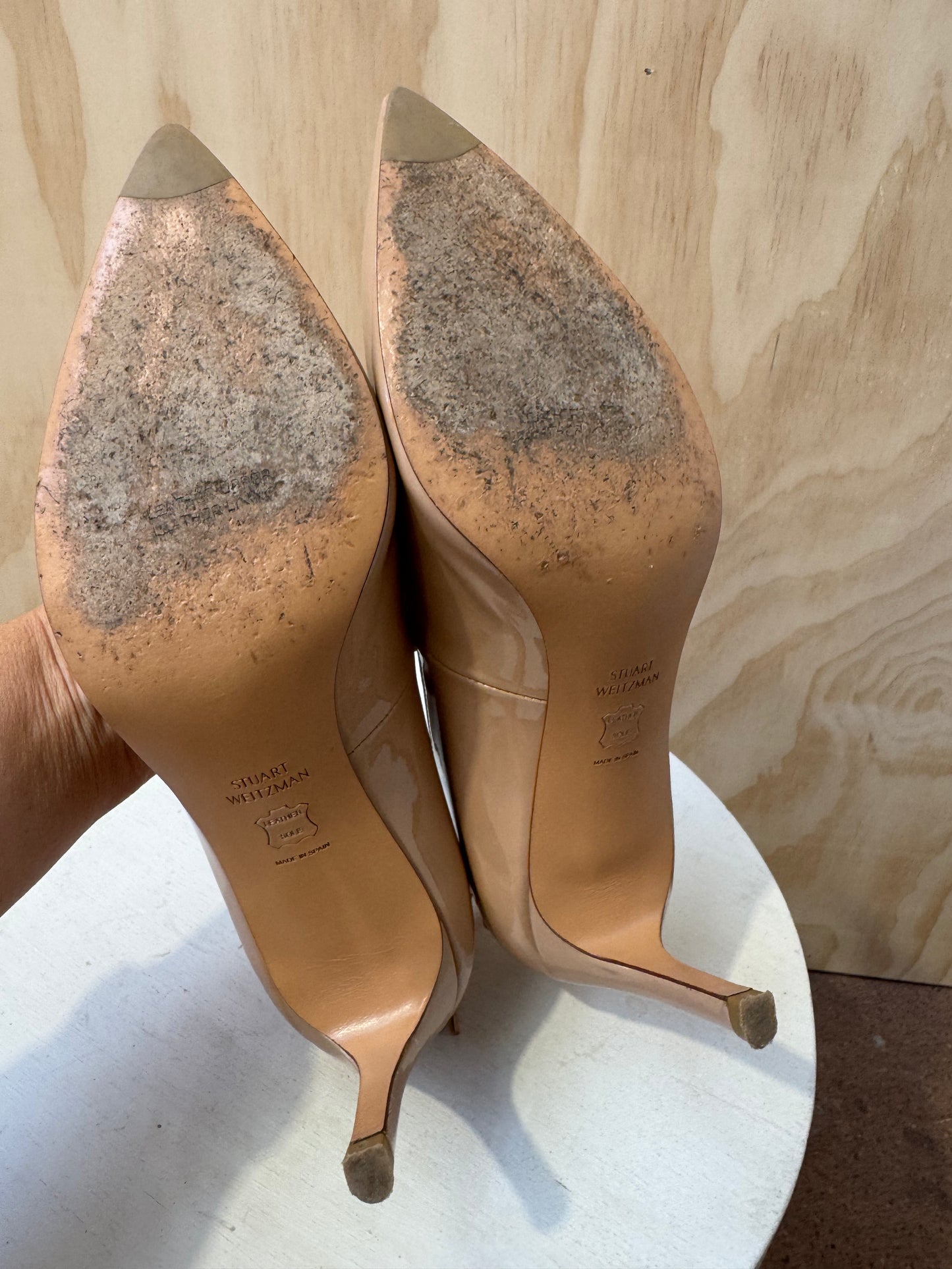 STUART WEITZMAN NUDE PATENT LEATHER PUMPS - SIZE 38.5