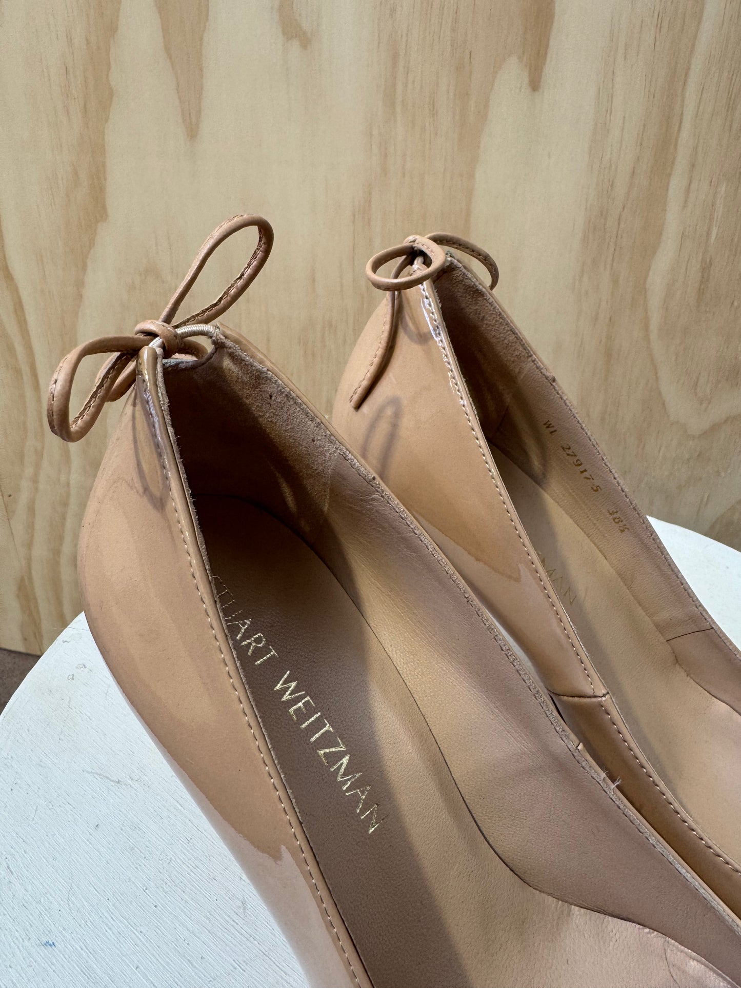 STUART WEITZMAN NUDE PATENT LEATHER PUMPS - SIZE 38.5