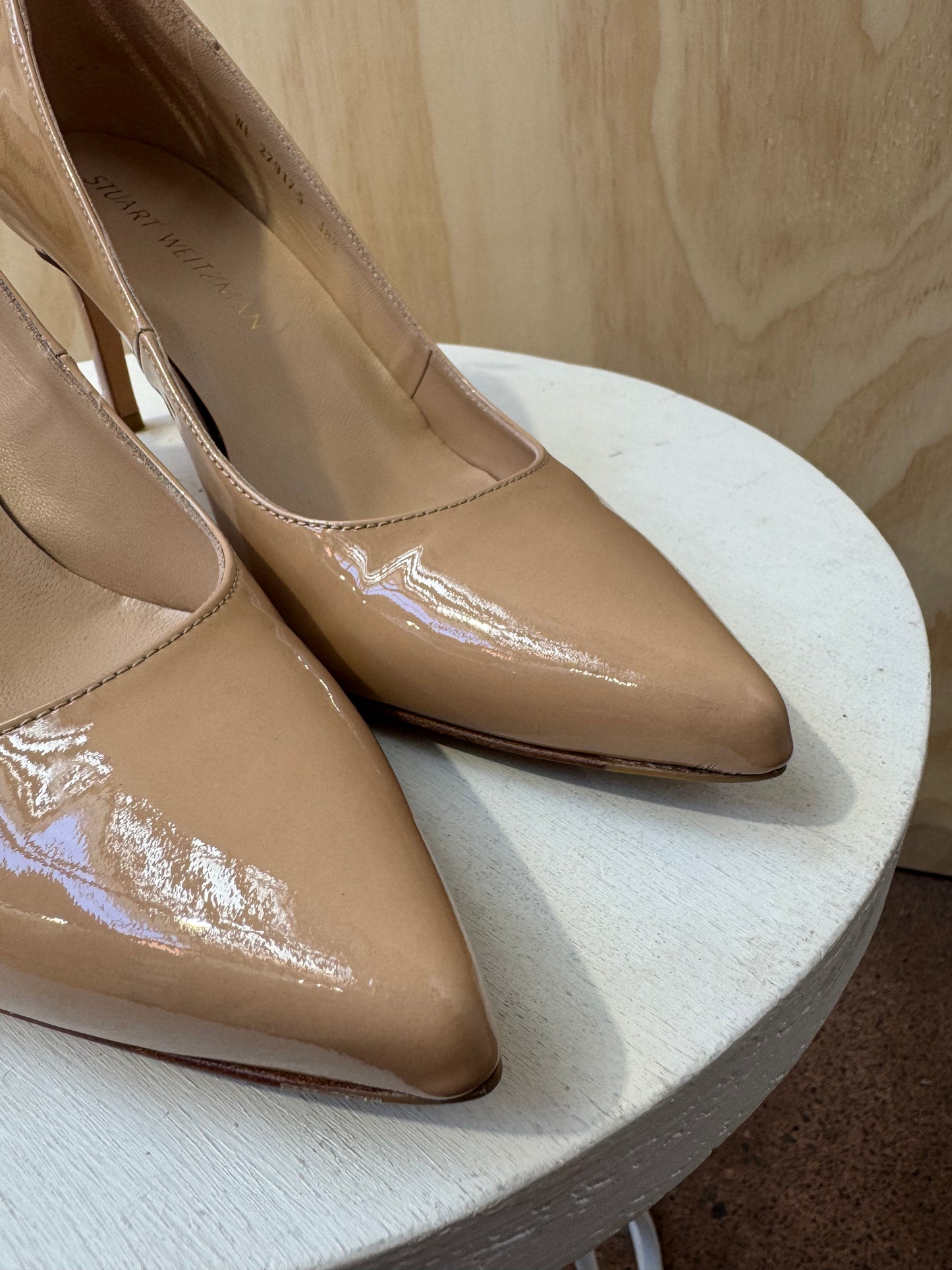 STUART WEITZMAN NUDE PATENT LEATHER PUMPS - SIZE 38.5