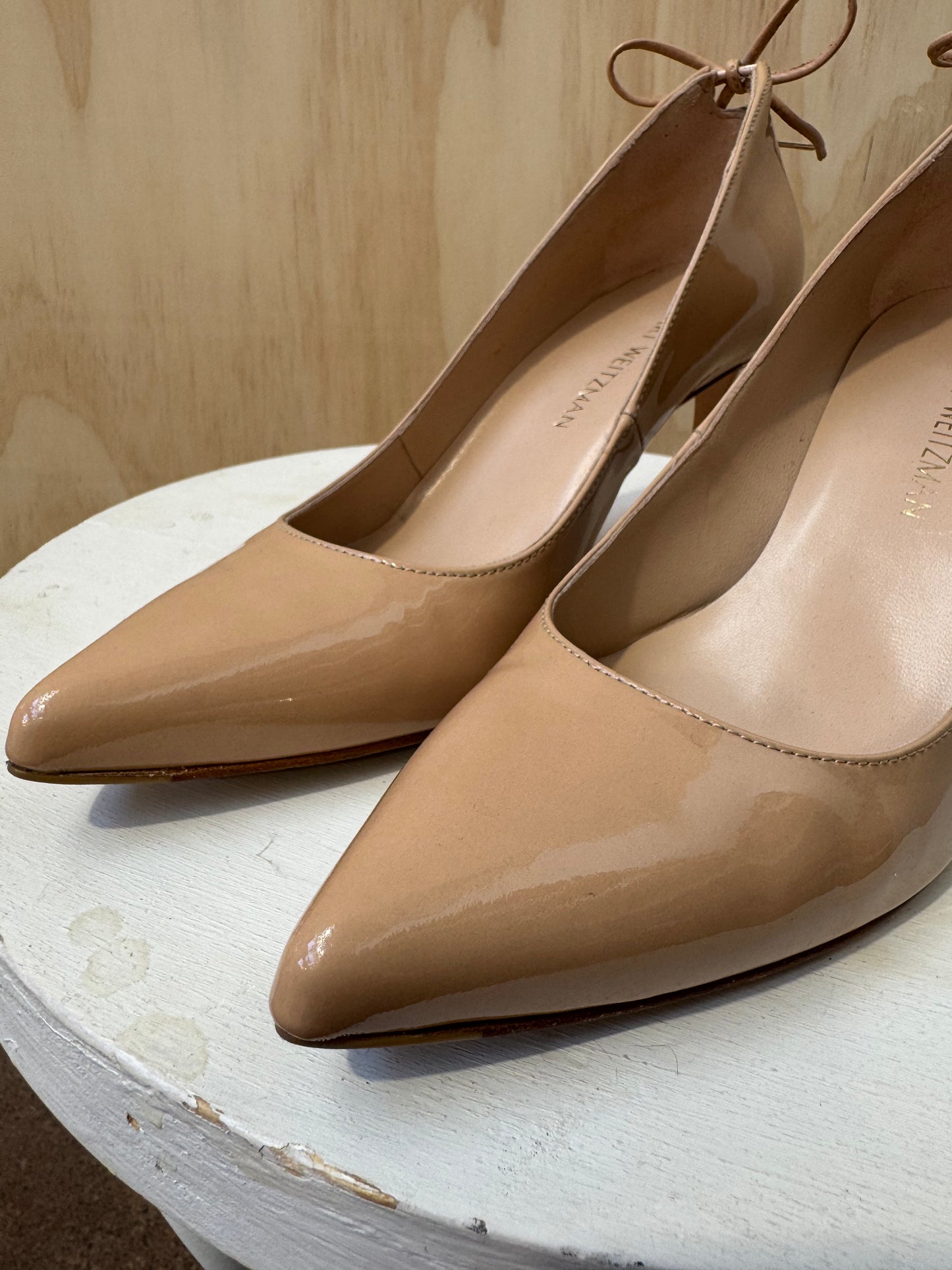 STUART WEITZMAN NUDE PATENT LEATHER PUMPS - SIZE 38.5