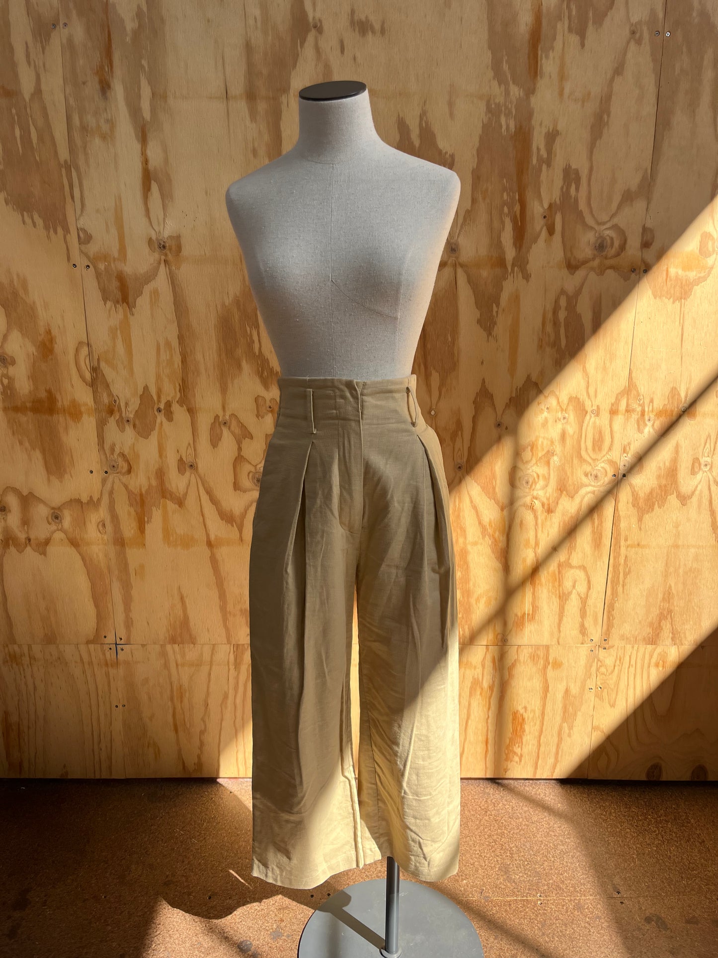 ST AGNI TAN LINEN PANTS - SIZE XS