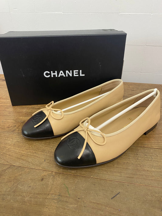 CHANEL BEIGE AND BLACK BALLERINA FLATS - SIZE 41