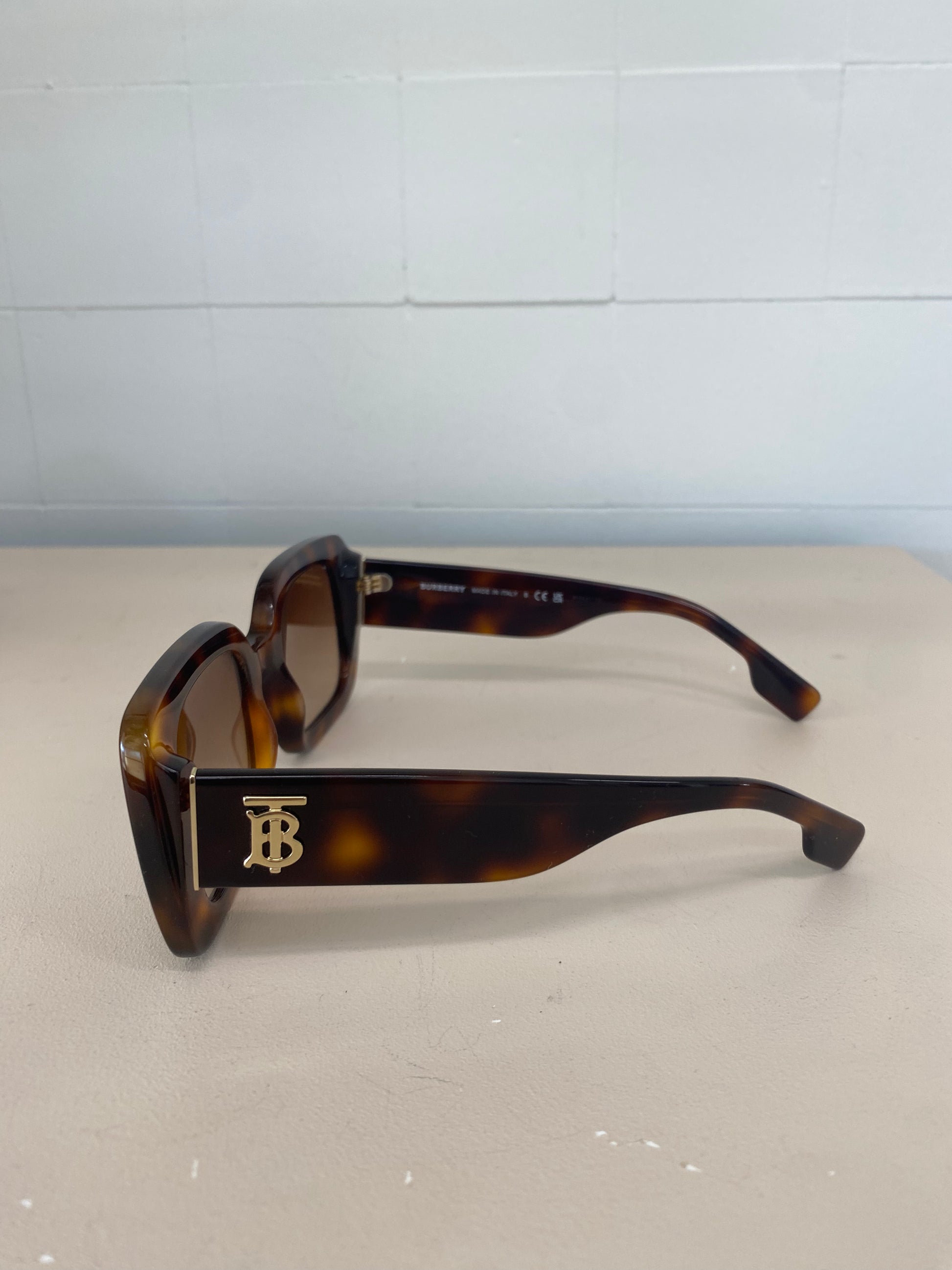 Burberry top tortoise sunglasses