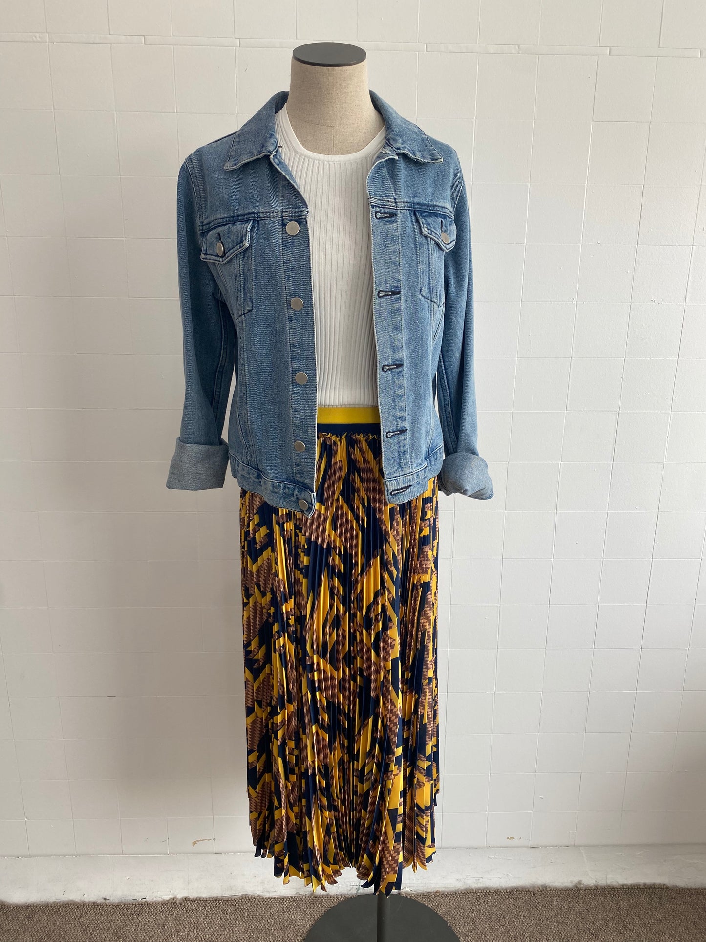MANNING CARTEL YELLOW AND NAVY PLEATED MIDI SKIRT - SIZE 10 – Cercle ...